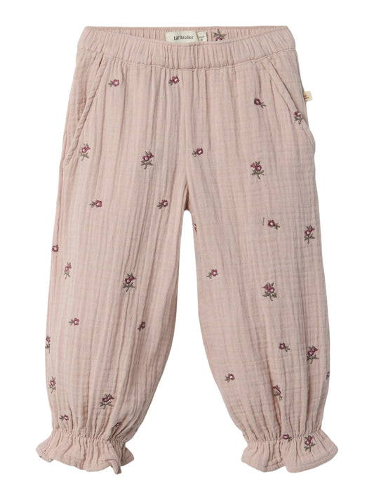 Rosa byxor med blommor på till flicka. Vävd byxa till tjej från Lil' Atelier, ekologiska barnkläder.
NMFTAMINA PANT LIL
13238273