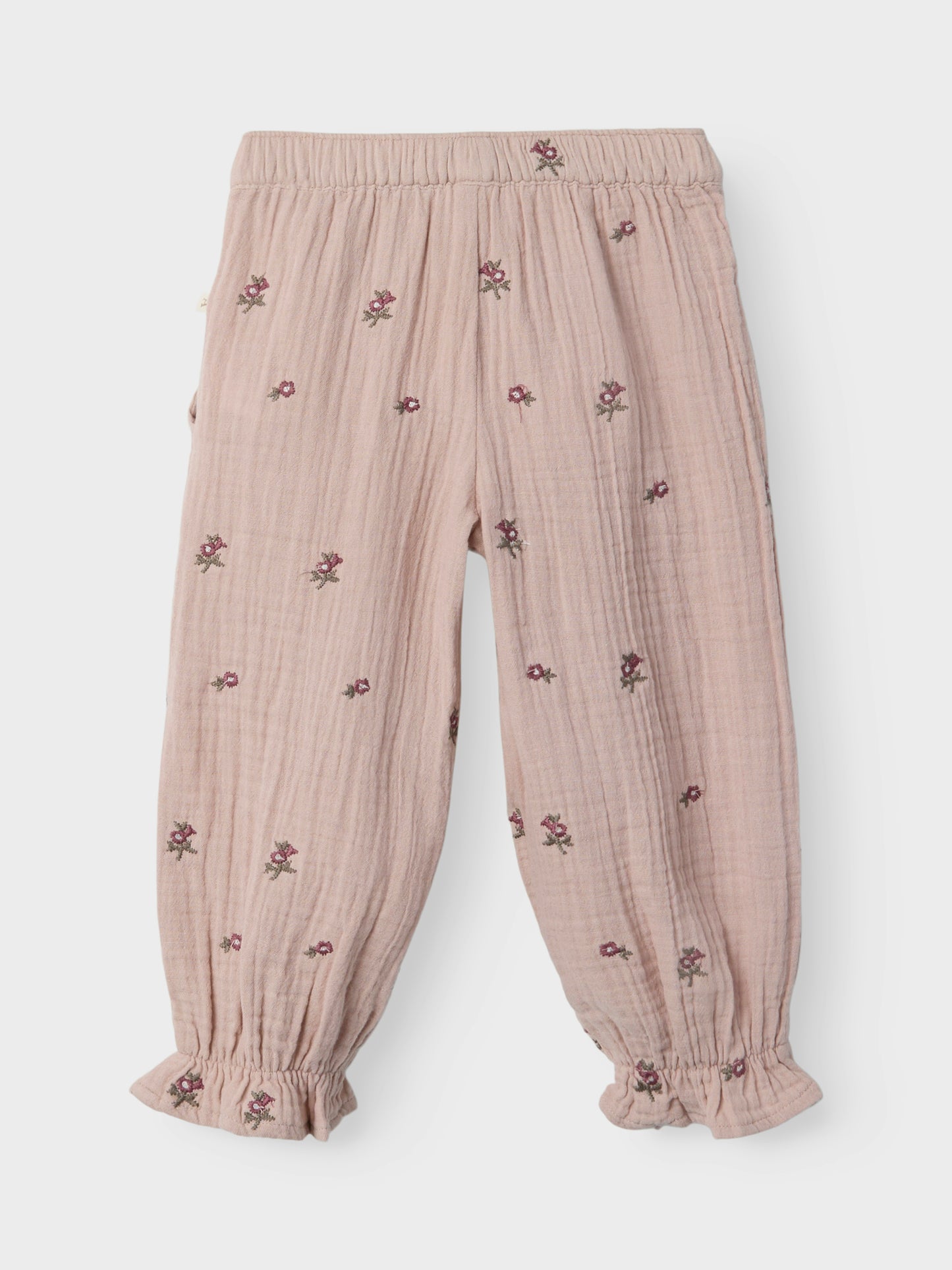 Rosa byxor med blommor på till flicka. Vävd byxa till tjej från Lil' Atelier, ekologiska barnkläder.
NMFTAMINA PANT LIL
13238273