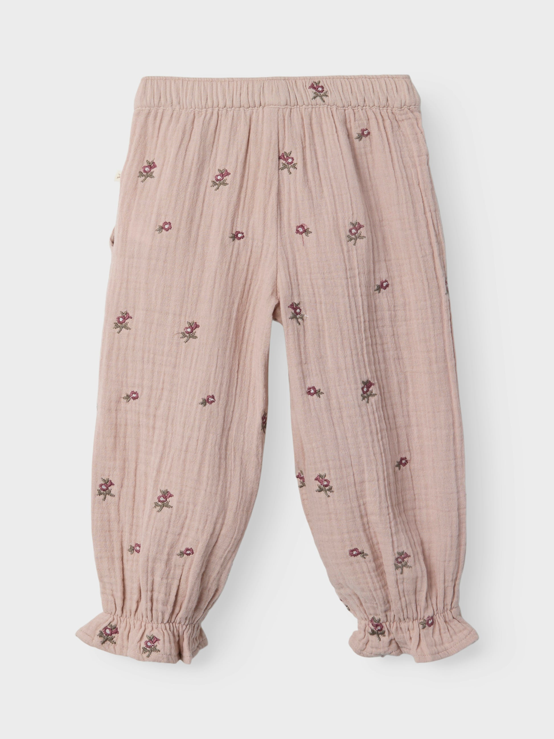 Rosa byxor med blommor på till flicka. Vävd byxa till tjej från Lil' Atelier, ekologiska barnkläder.
NMFTAMINA PANT LIL
13238273