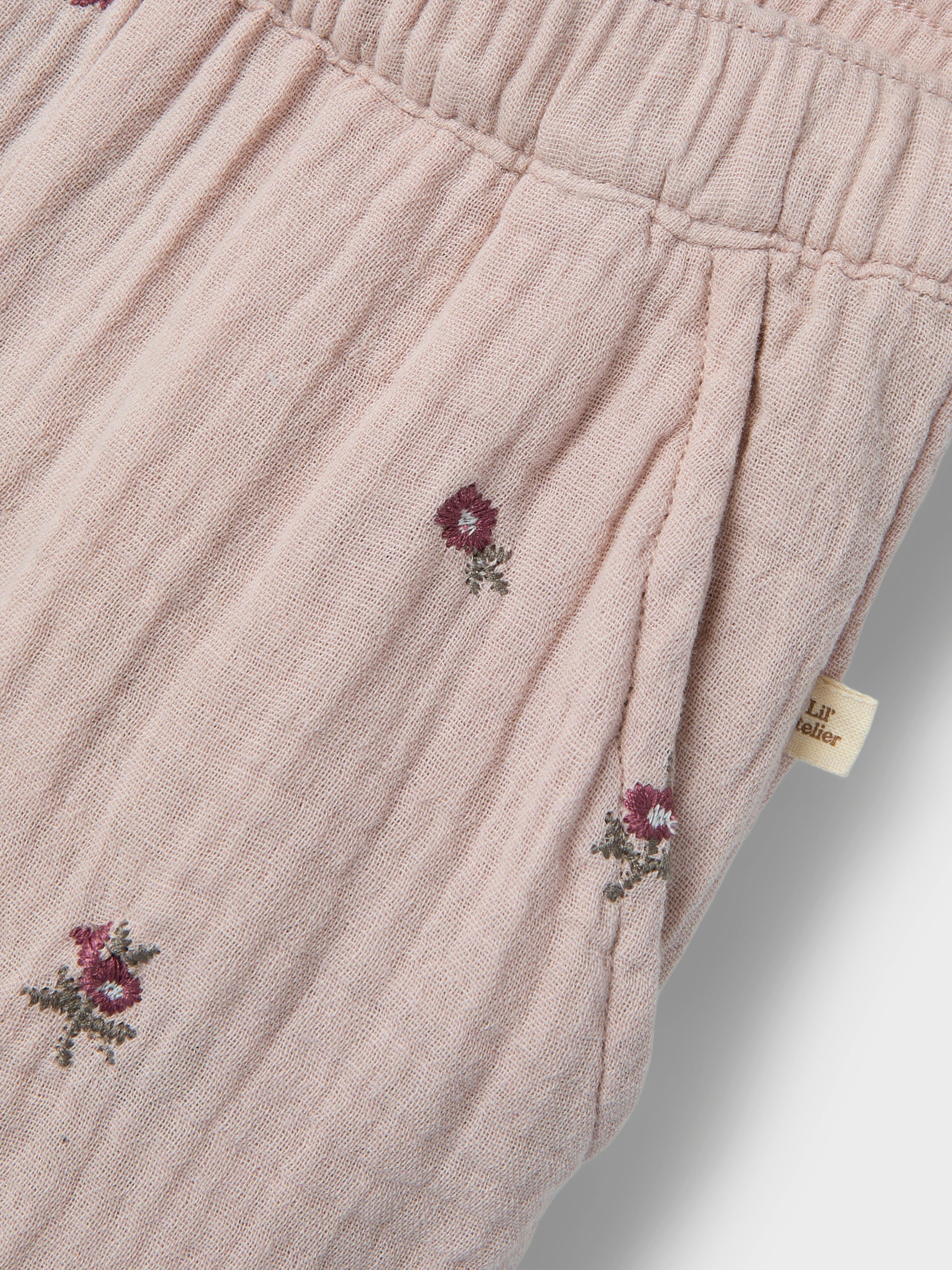 Rosa byxor med blommor på till flicka. Vävd byxa till tjej från Lil' Atelier, ekologiska barnkläder.
NMFTAMINA PANT LIL
13238273