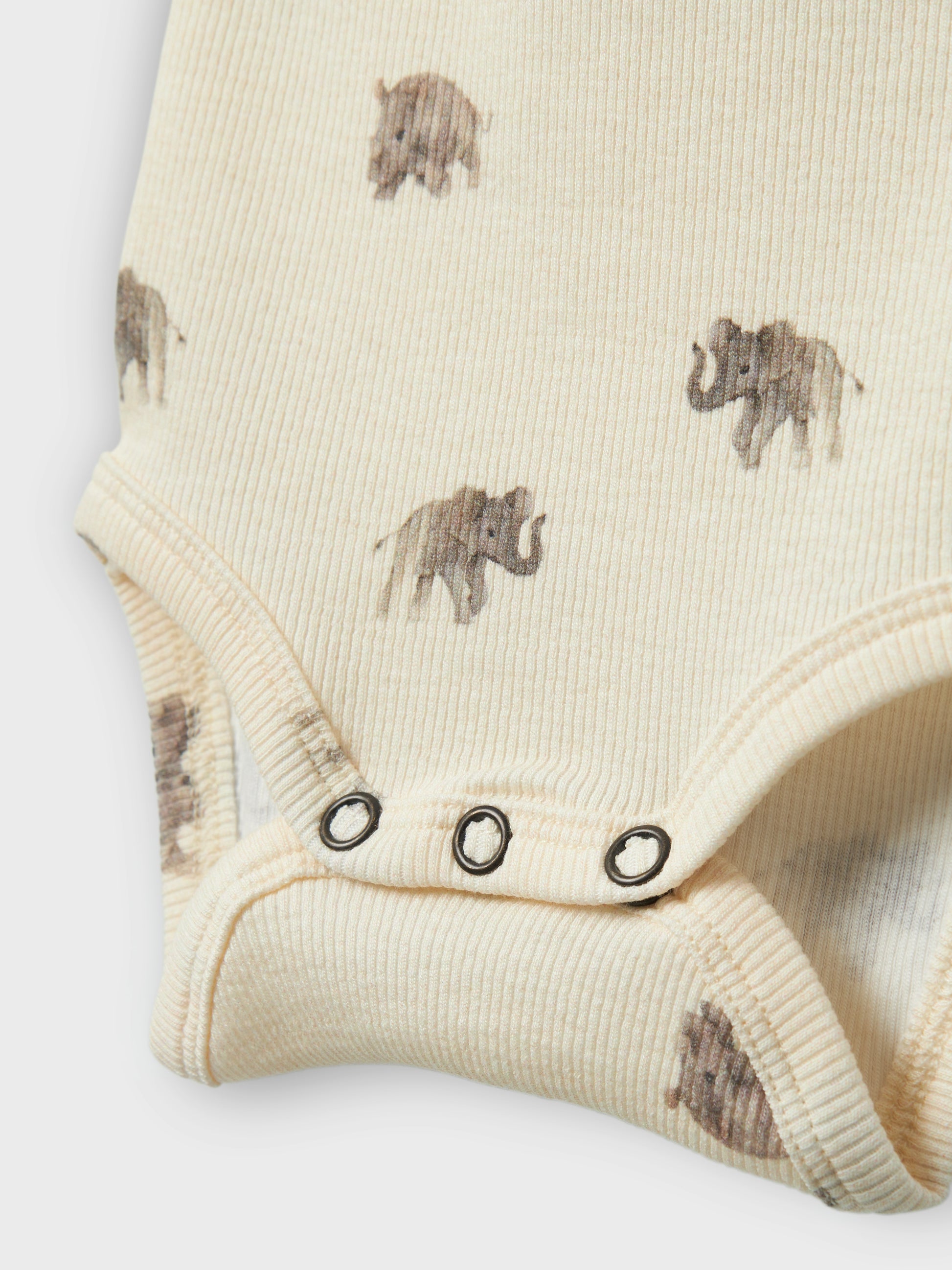 Vit baby body i ekologisk bomull med små söta djur på. Bodysuit till liten bebis pojke.
NBMGAVO EVO LS SLIM BODY LIL
13238627