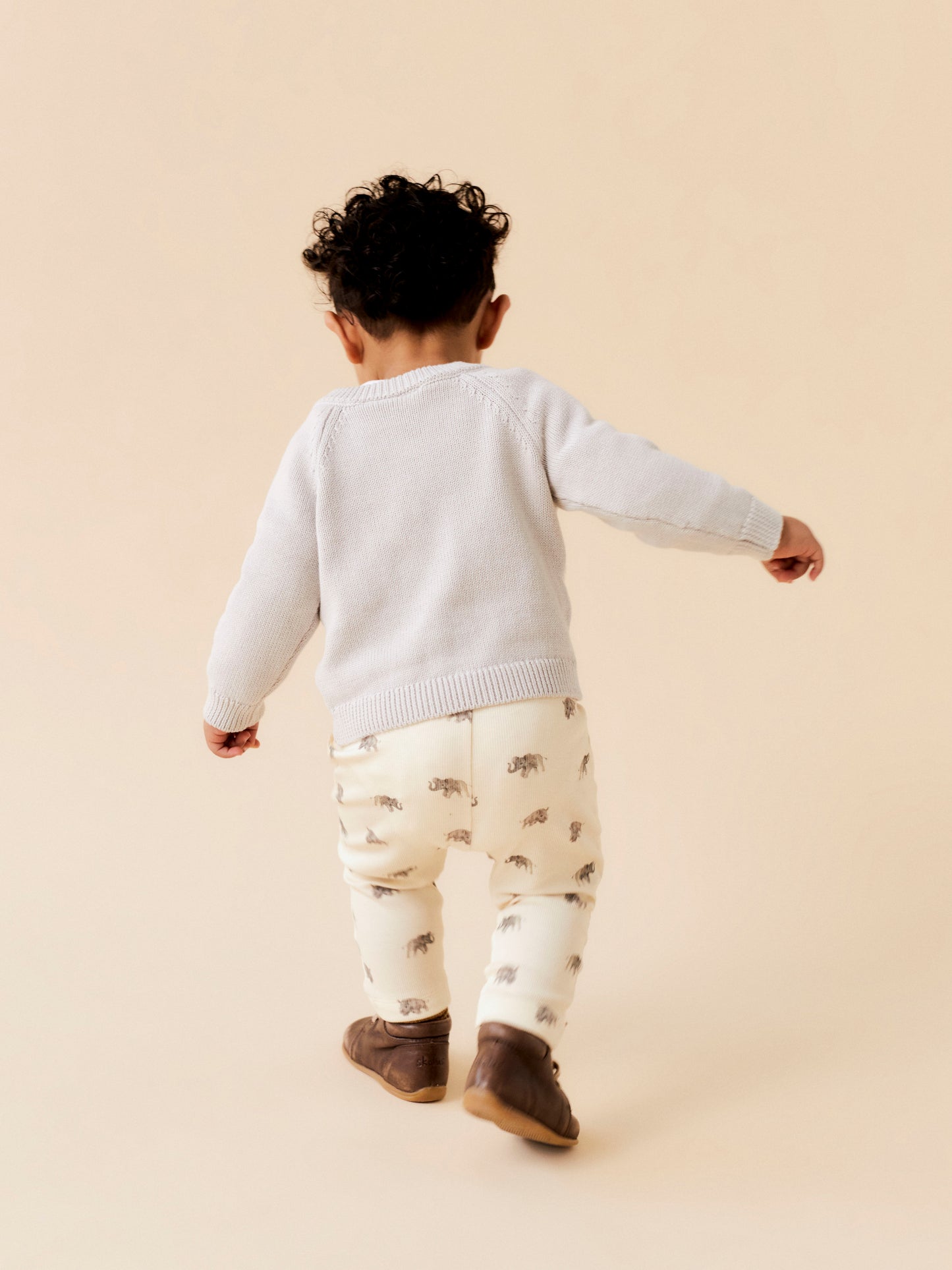 Söt baby byxa till pojke med djur, elefanter mfl. Ekologiska babykläder i vitt från Lil'Atelier till bebis kille.
NBMGAVO ERT LOOSE PANT LIL
13238697