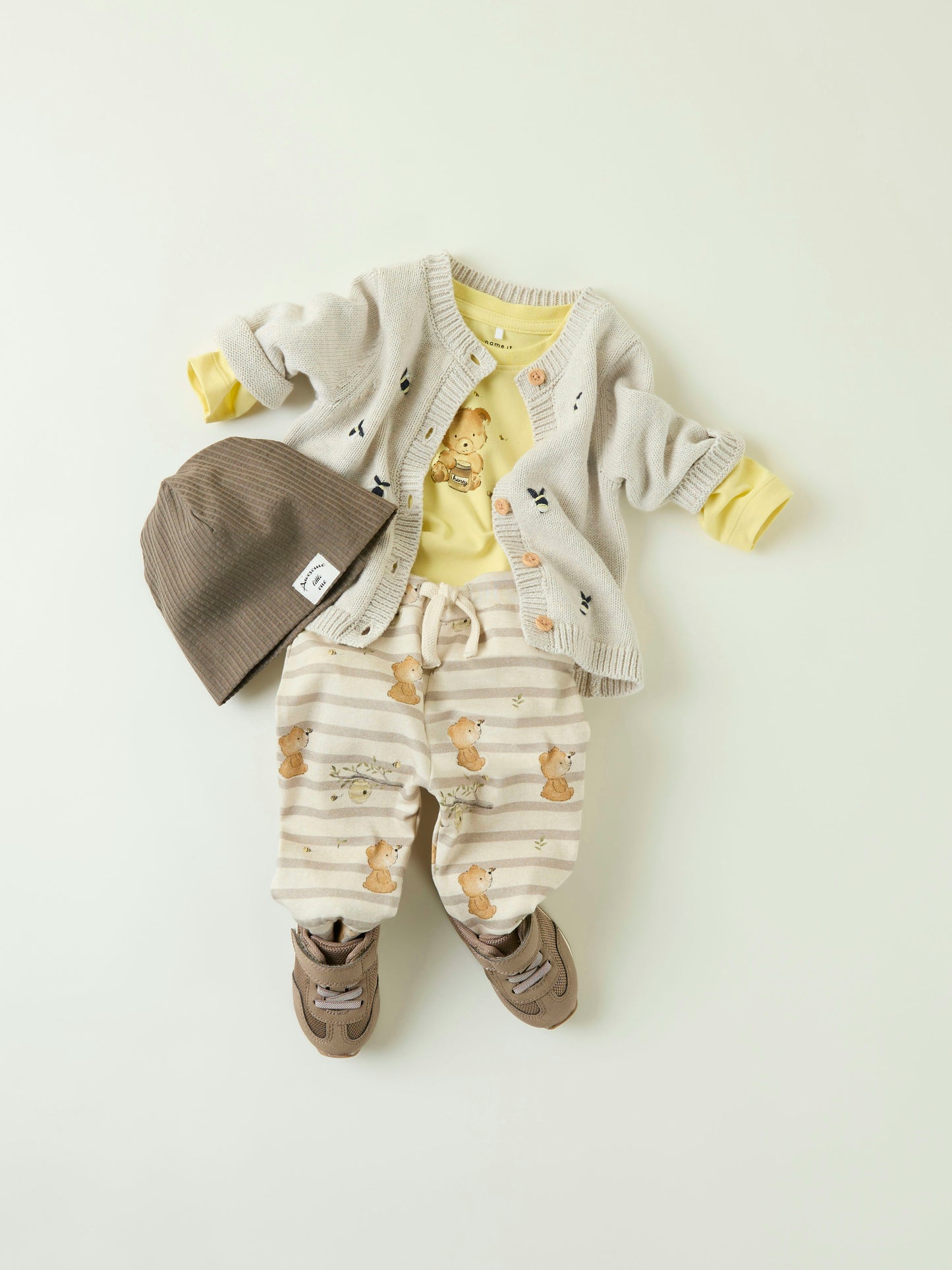 Söt neutral baby byxa som passar både flicka och pojke. Randig babybyxa i ekologisk bomull med små björnar på.
NBMTHILO PANT
13238654