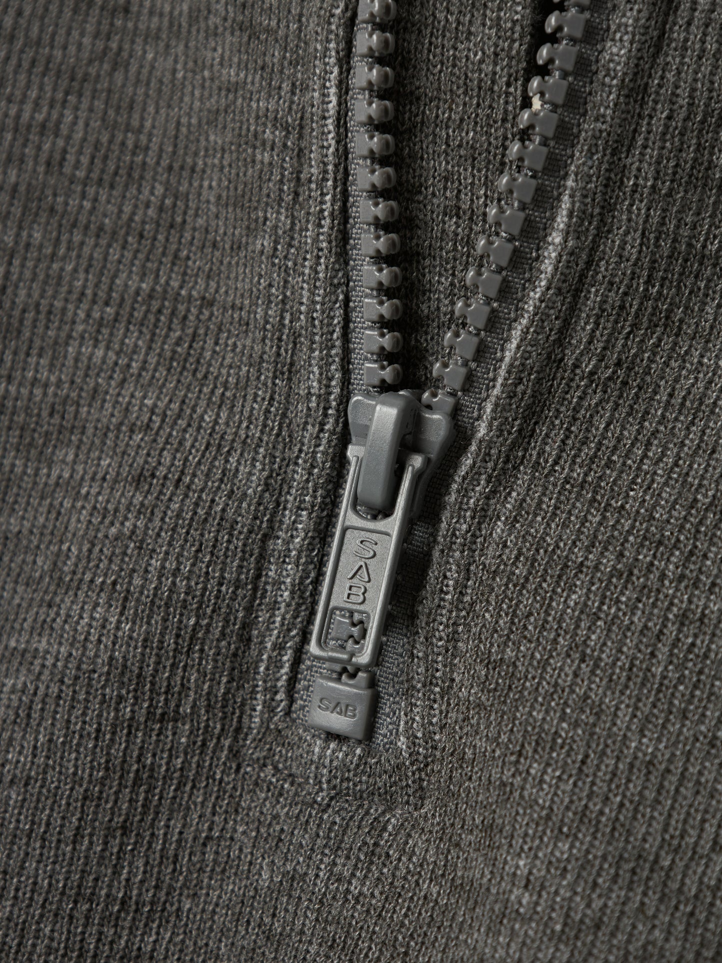 Grå Zip tröja med dragkedja i halsen till liten kille, pojke. Ekologiska barnkläder från Name it. 
NMMTAMMES NREG SWEAT UNB
13238926