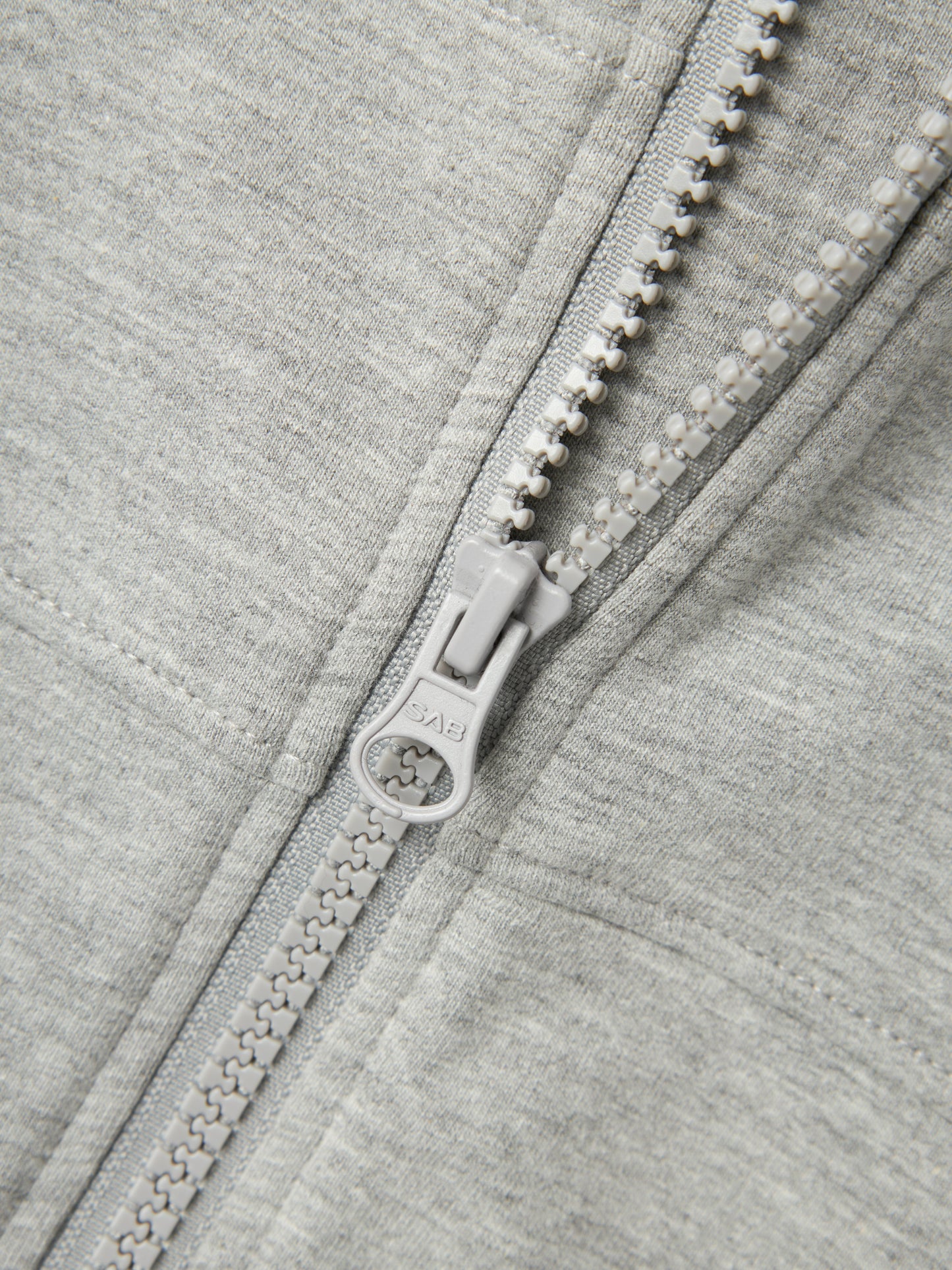 Ljusgrå luvjacka i sweatshirt til pojke. Ekologiska barnkläder, jacka i Grå sweat.
NMMTEMAS NREG SWEAT CARD WH BRU
13238935