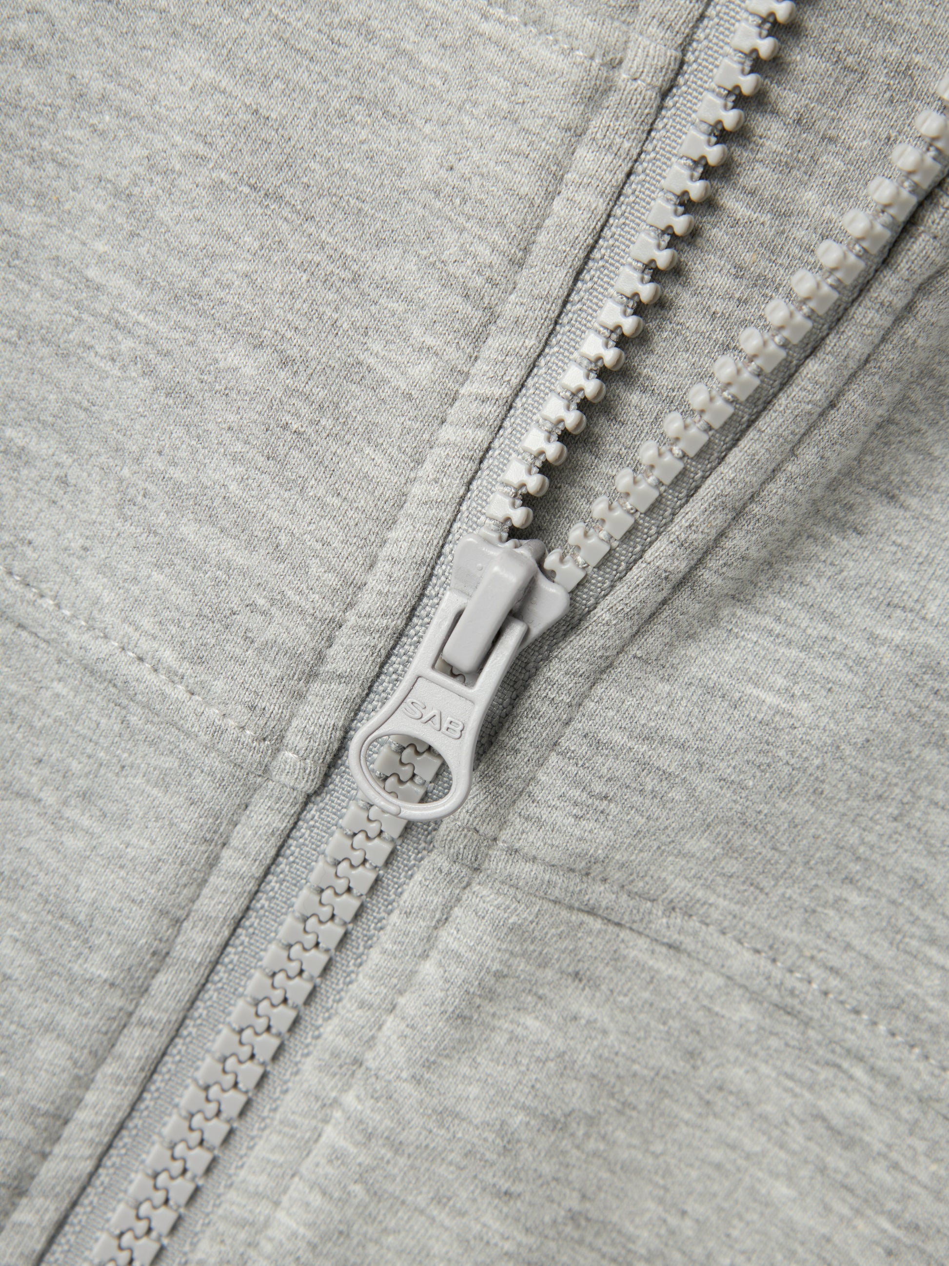 Ljusgrå luvjacka i sweatshirt til pojke. Ekologiska barnkläder, jacka i Grå sweat.
NMMTEMAS NREG SWEAT CARD WH BRU
13238935