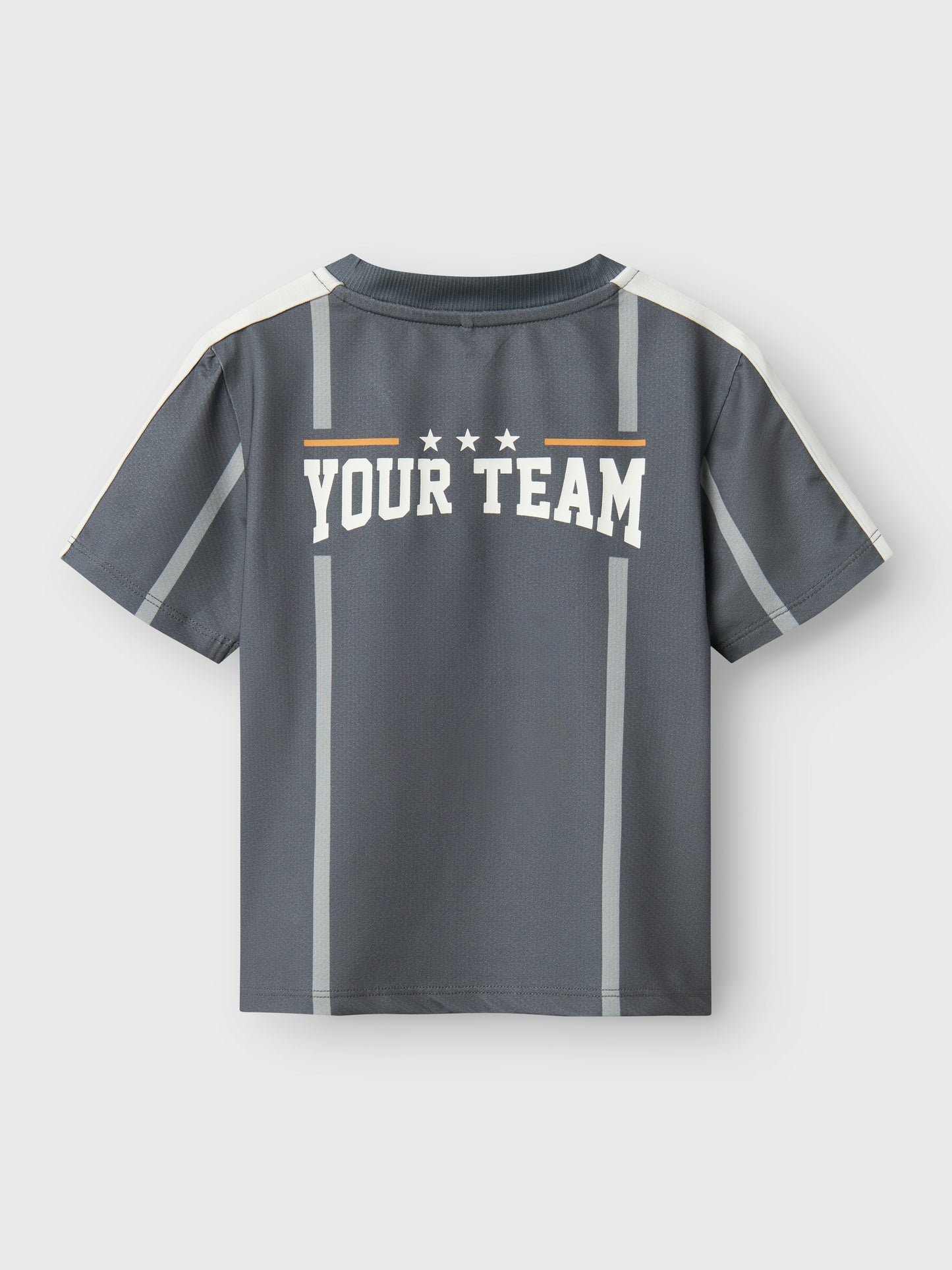 Sport tröja till pojke. Grå t-shirt till kille från Name it.
NMMTEKLAN NREG SS TOP
13238939