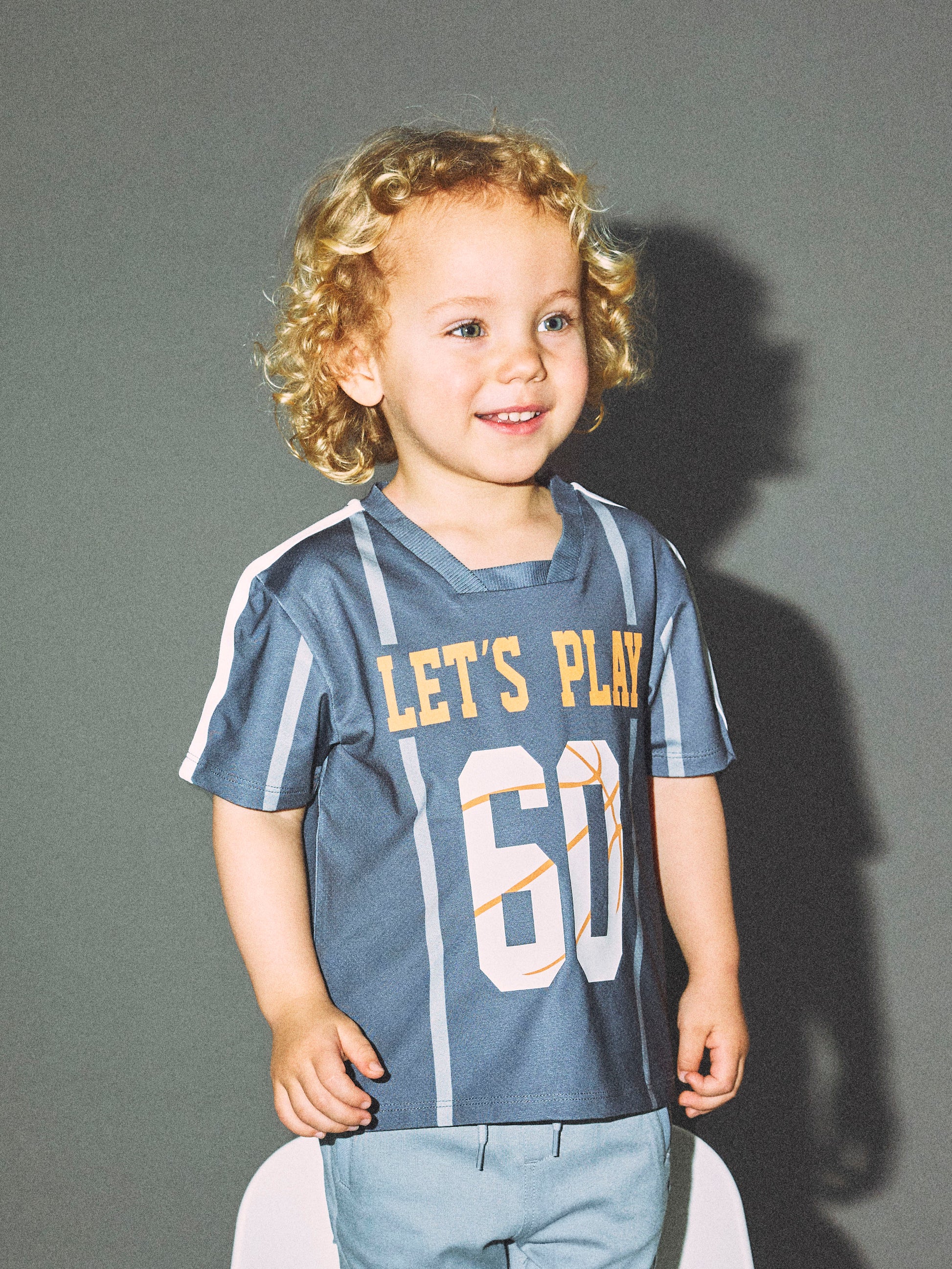 Pojke klädd i Sport tröja. Grå t-shirt till kille från Name it.
NMMTEKLAN NREG SS TOP
13238939