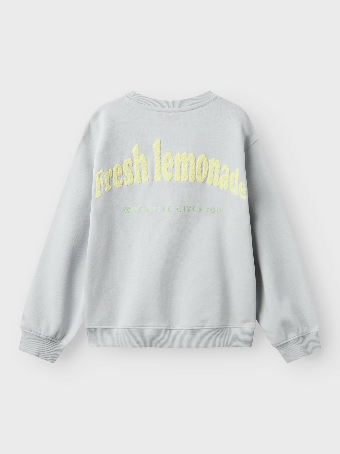 Ljus grå långärmad tröja med citron fram och broderad text bak till flicka. Tjej sweatshirt i ekologisk bomull  från Name it. Sweat tröja.
NKFBOLADE LS NREG SWEAT UNB BOX
13238925