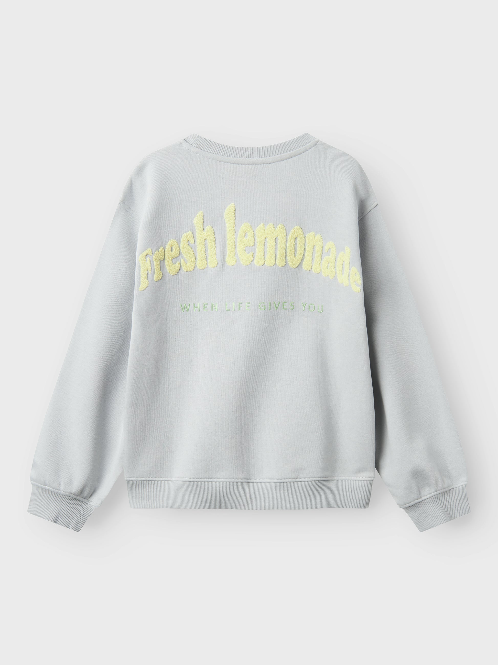 Ljus grå långärmad tröja med citron fram och broderad text bak till flicka. Tjej sweatshirt i ekologisk bomull  från Name it. Sweat tröja.
NKFBOLADE LS NREG SWEAT UNB BOX
13238925