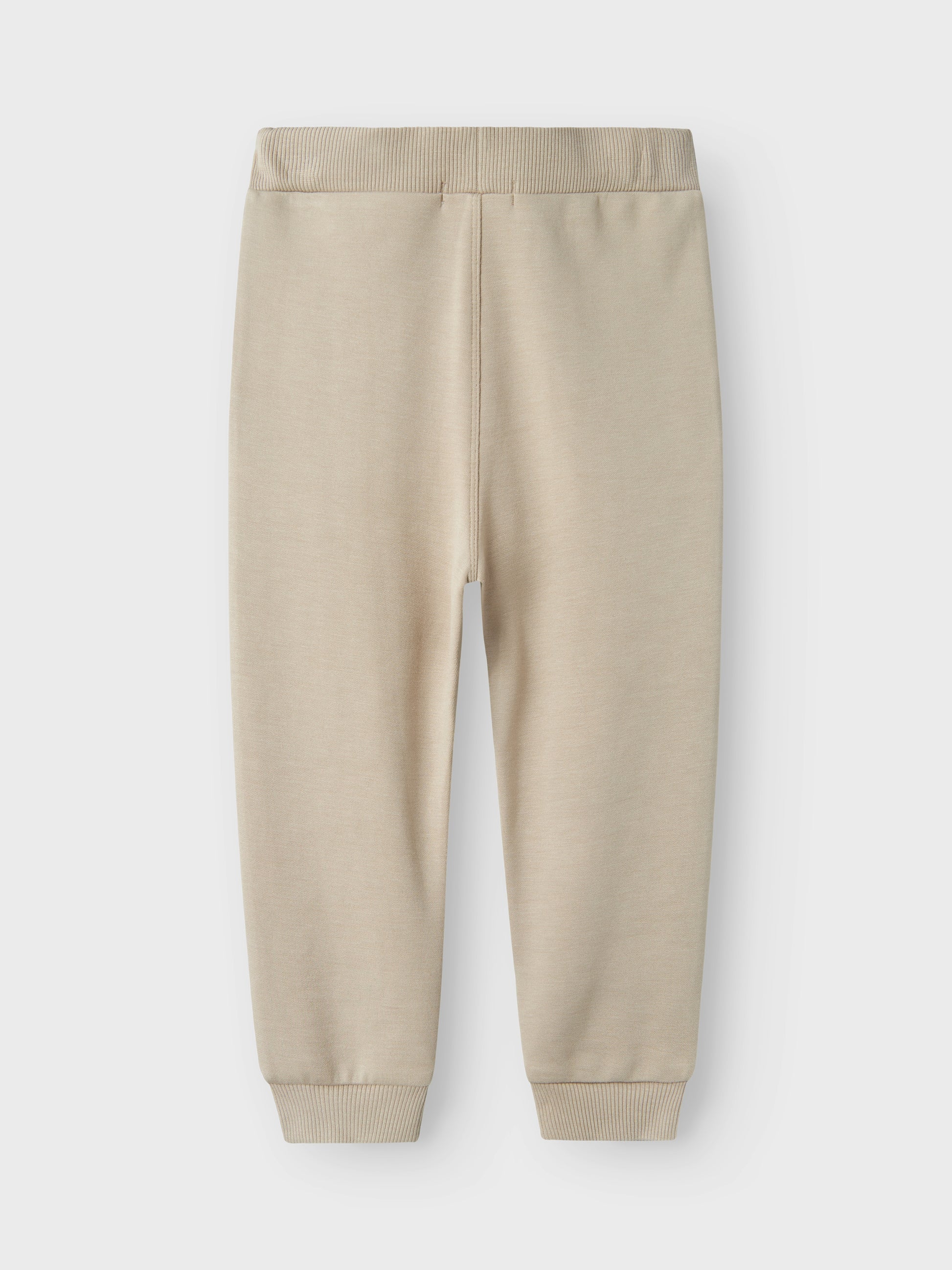 Enfärgad beige mjukisbyxa till pojke och flicka. Joggers byxa från Name it till liten kille och tjej.
NMNRENEE SWT PANT UNB
13238733