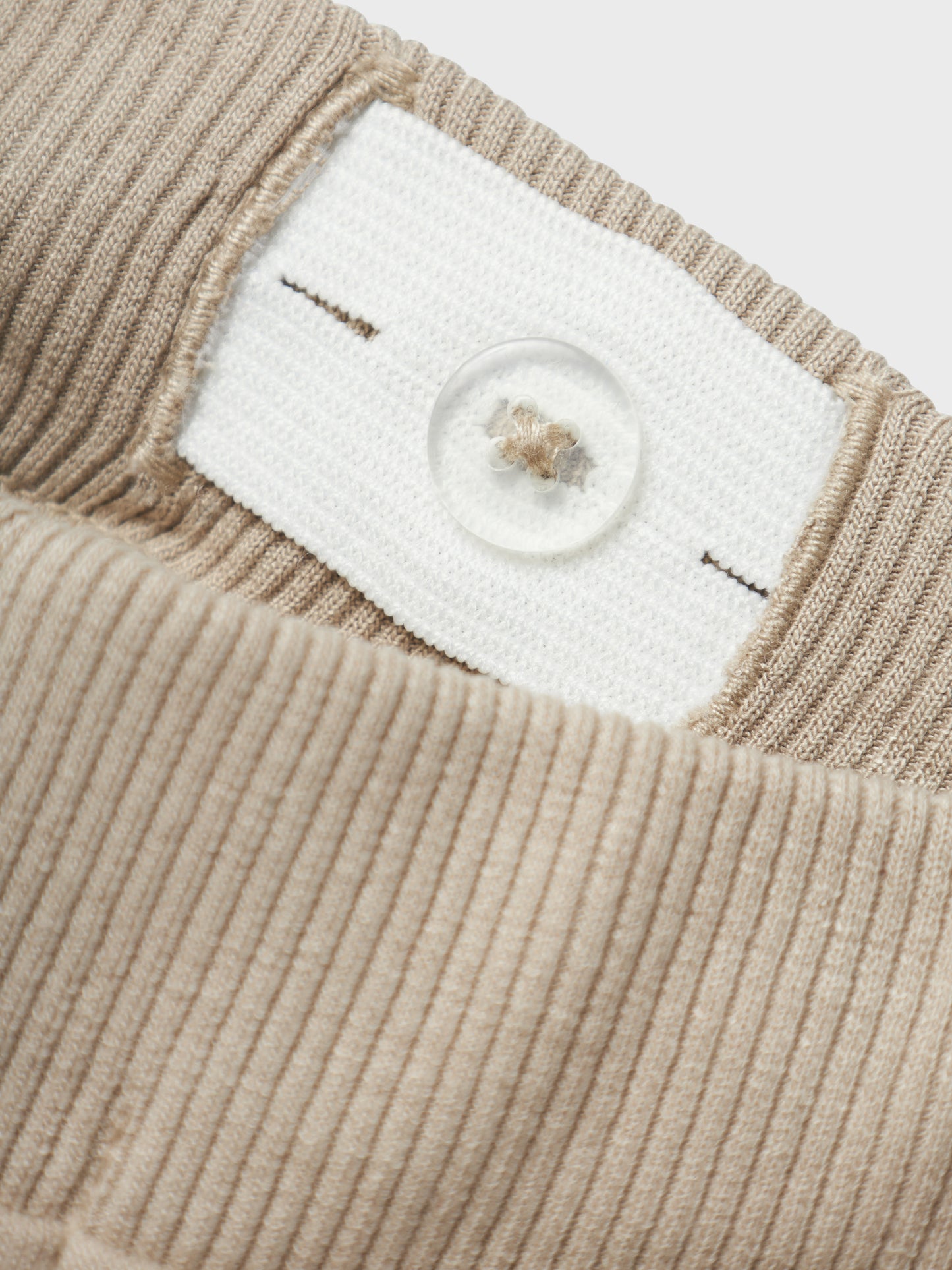 Enfärgad beige mjukisbyxa till pojke och flicka. Joggers byxa från Name it till liten kille och tjej.
NMNRENEE SWT PANT UNB
13238733