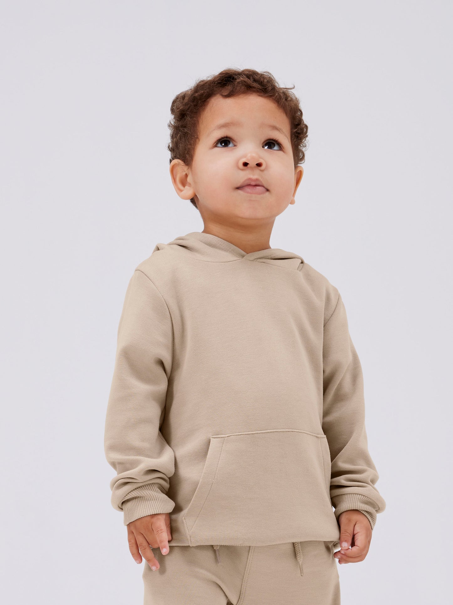 Pojke klädd i hoodie och joggers byxa beige.
Enfärgad beige mjukisbyxa till pojke och flicka. Joggers byxa från Name it till liten kille och tjej.
NMNRENEE SWT PANT UNB
13238733