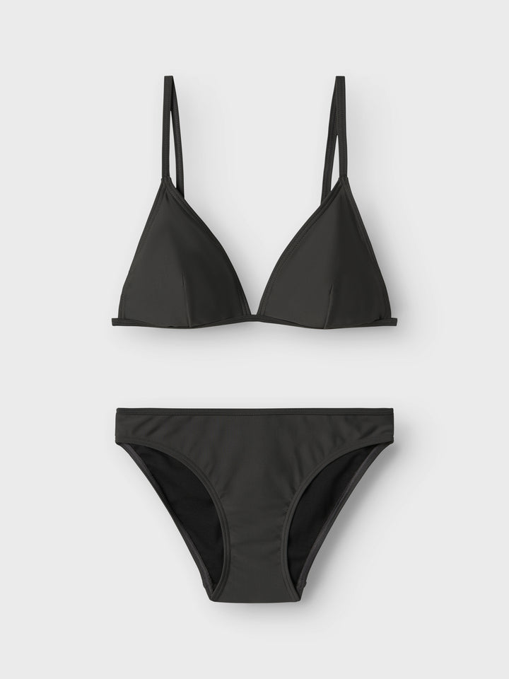 Packa ner trendiga badkläder och gör dig redo för semester eller en dag på stranden. Ungdom svart bikini till trendig tjej som vill ha trekants bh och vadderade kupor. Snygg stilren bikini.

13239208 
NLFZILSE BIKINI