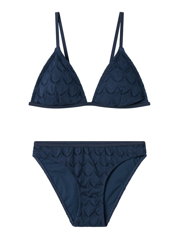 Packa ner trendiga badkläder och gör dig redo för semester eller en dag på stranden. Ungdoms bikini, tjej blå bikini med trekants bh topp och ställbara axelband, vaderade kupor.
NLFZAYAI BIKINI
13239215