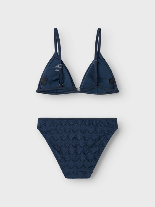 Packa ner trendiga badkläder och gör dig redo för semester eller en dag på stranden. Ungdoms bikini, tjej blå bikini med trekants bh topp och ställbara axelband, vaderade kupor.
NLFZAYAI BIKINI
13239215