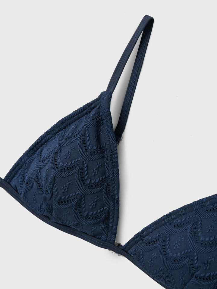 Packa ner trendiga badkläder och gör dig redo för semester eller en dag på stranden. Ungdoms bikini, tjej blå bikini med trekants bh topp och ställbara axelband, vaderade kupor.
NLFZAYAI BIKINI
13239215