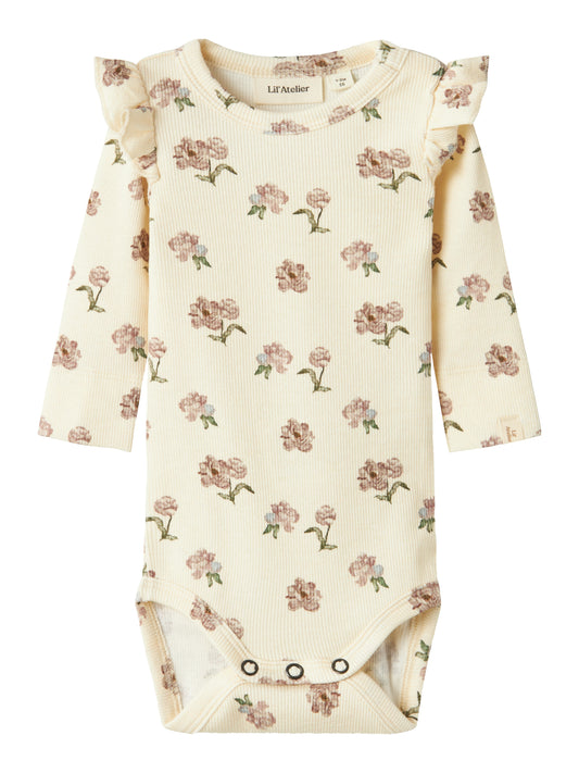 Söt baby body till flicka med blommor på. Gullig volang över axeln på denna bodysuit till tjej från Lil 'Atelier.
NBFGAVO EKO LS SLIM BODY LIL NOOS
13239253