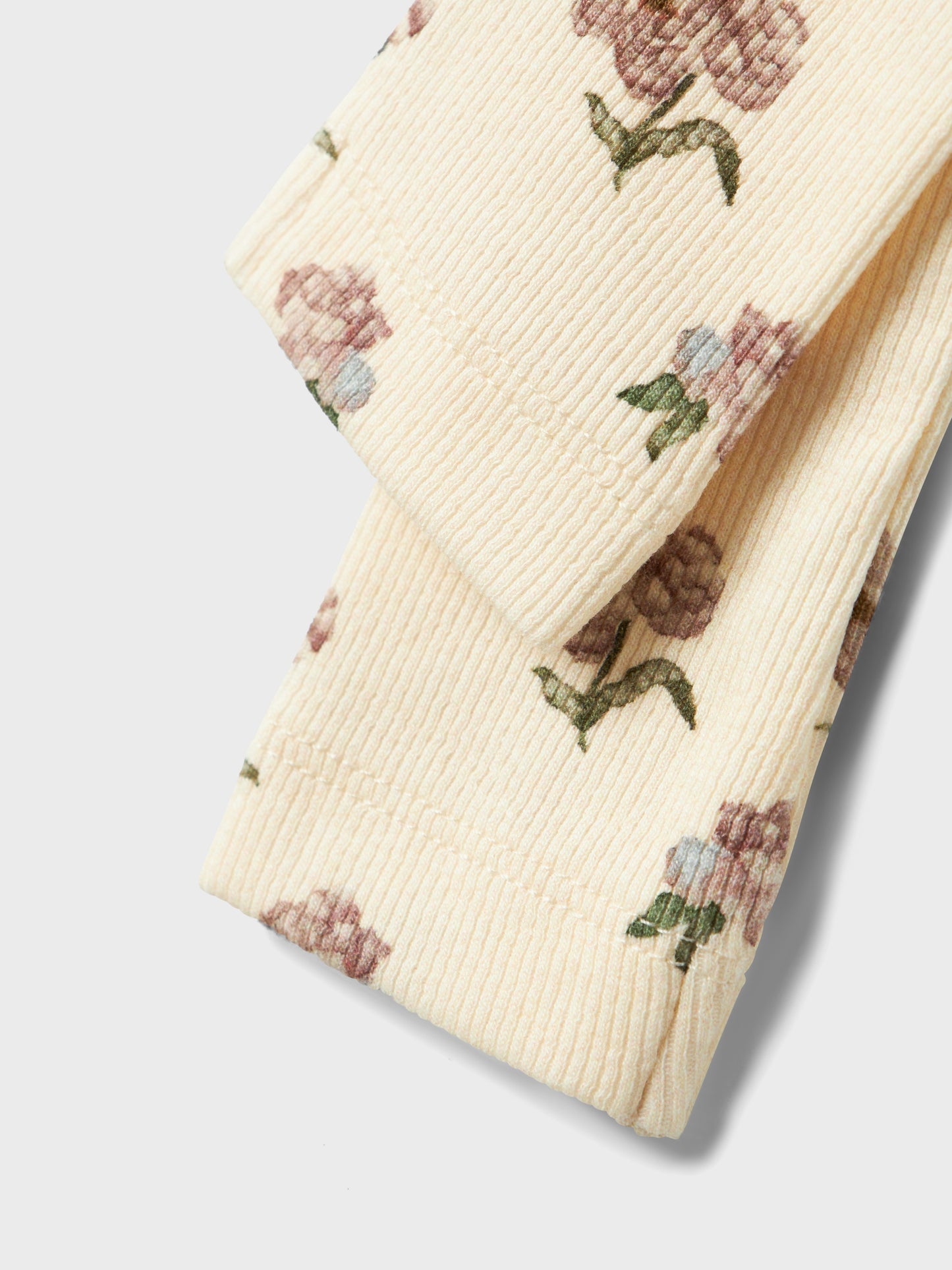 Vit blommig baby leggings till flicka. Blommiga bebis byxor till liten tjej i ekologisk bomull. Lil' Atelier.
NBFGAVO EFI SLIM LEGGING LIL NOOS
13239254