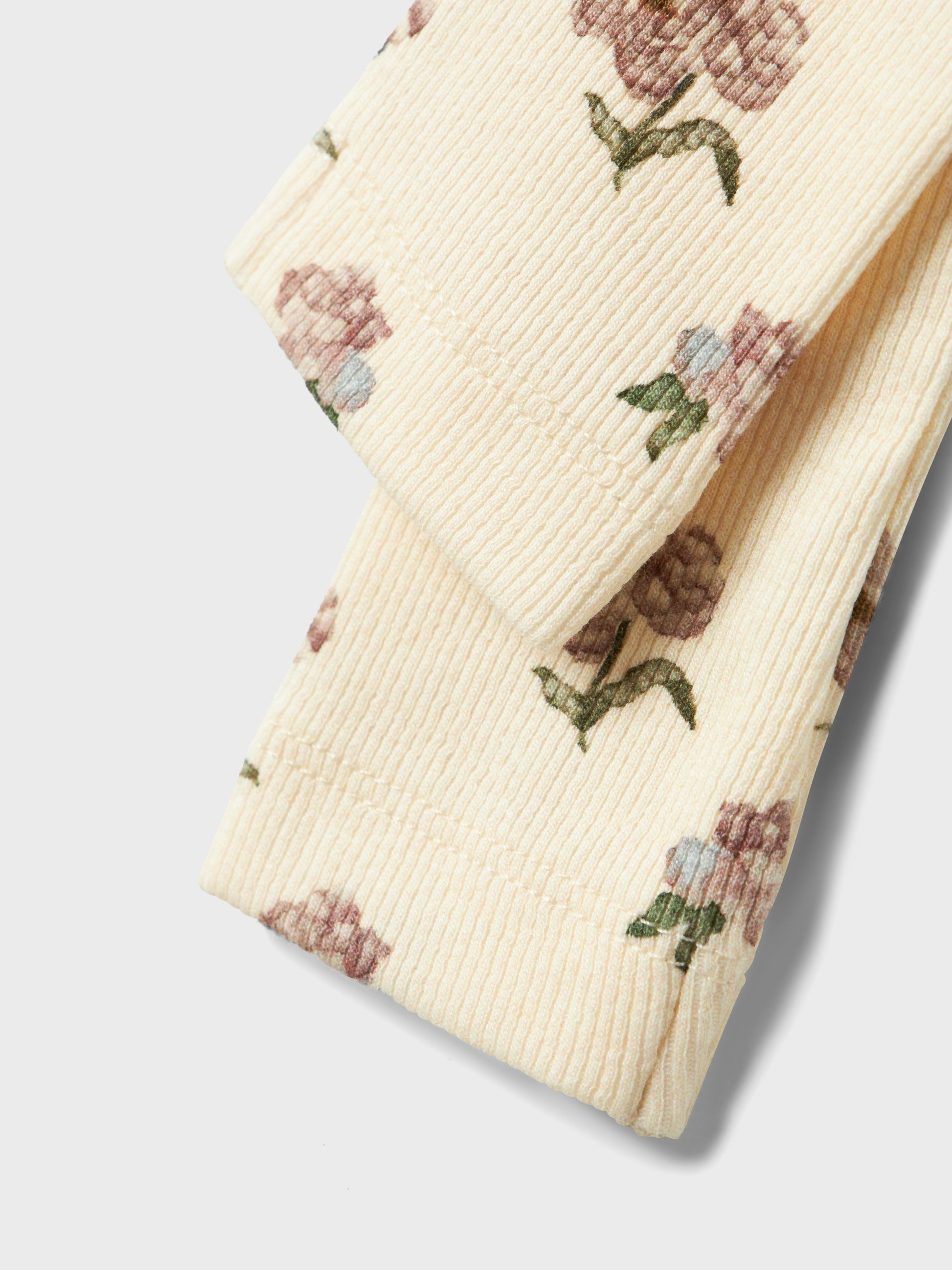 Vit blommig baby leggings till flicka. Blommiga bebis byxor till liten tjej i ekologisk bomull. Lil' Atelier.
NBFGAVO EFI SLIM LEGGING LIL NOOS
13239254