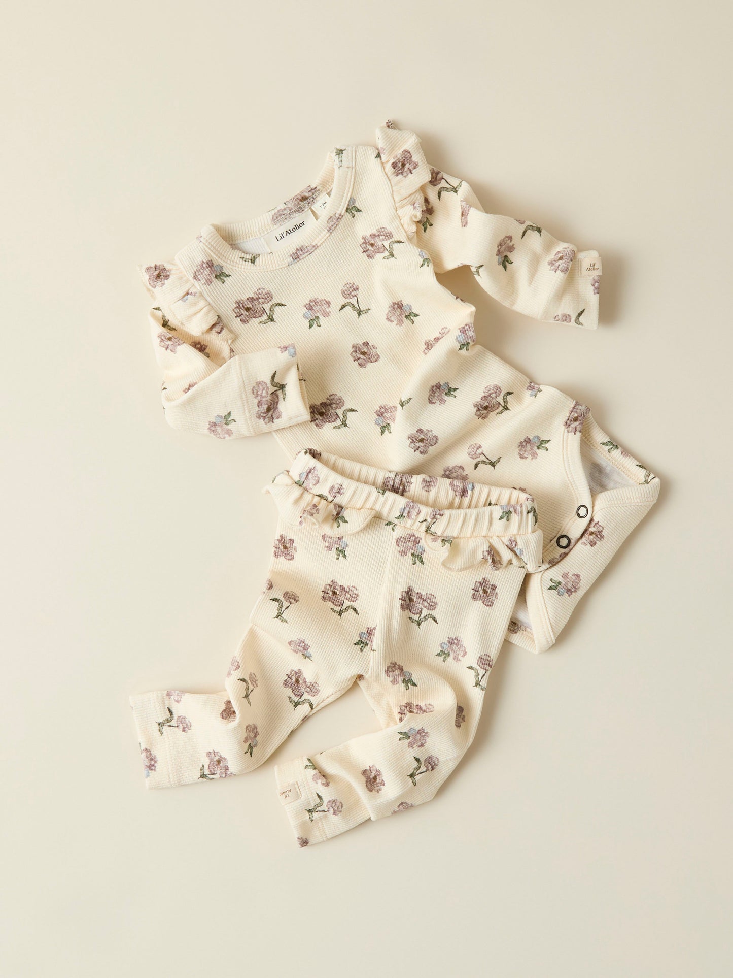 Vit blommig baby leggings till flicka. Blommiga bebis byxor till liten tjej i ekologisk bomull. Lil' Atelier.
NBFGAVO EFI SLIM LEGGING LIL NOOS
13239254