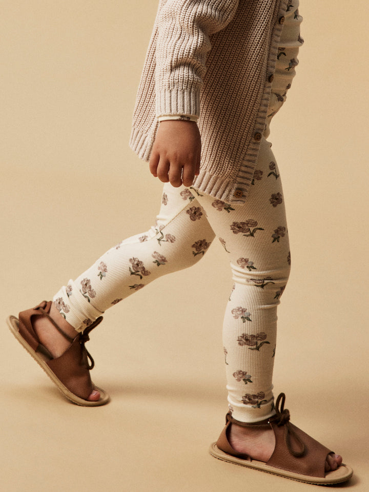 Blommig leggings till flicka i ekologisk bomull från Lil' Atelier.
NMFGAVO EFI SLIM LEGGING LIL NOOS
13239259