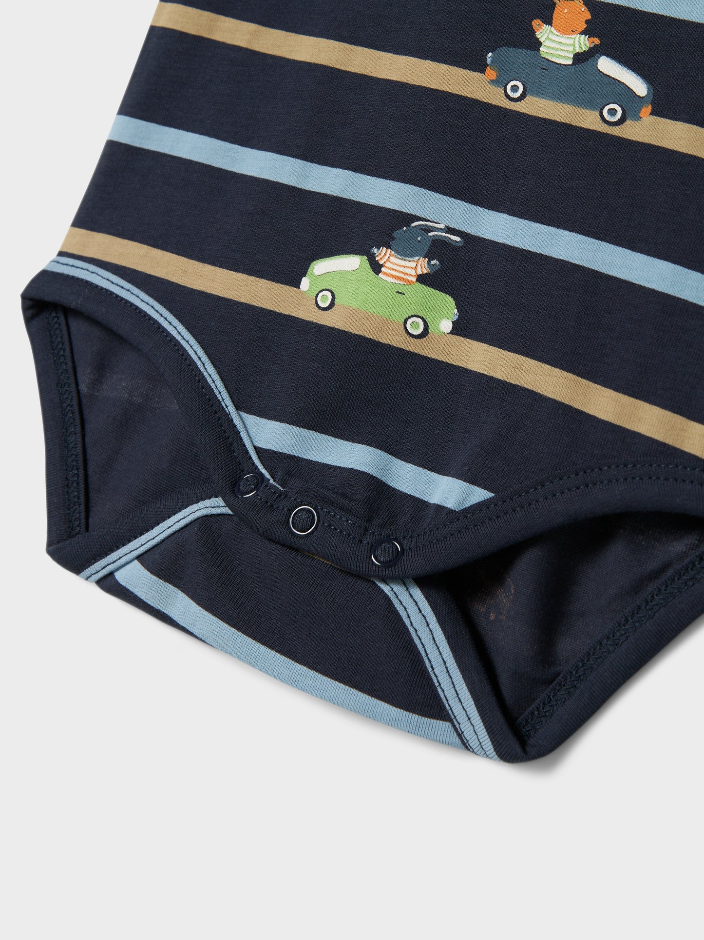 Mörk blå mönstrad baby body till pojke. Ekologiska babykläder till kille med små djur i bilar på.
NBMVROELS LS BODY BOX
13226071