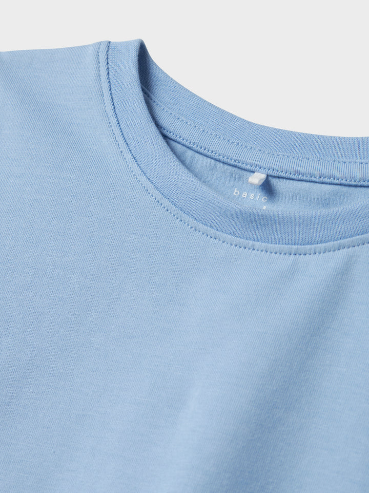 Blå kortärmad topp till flicka. Tjej t-shirt helvit i ekologisk bomull.
NMFVIBBI SS TOP NOOS
13240375