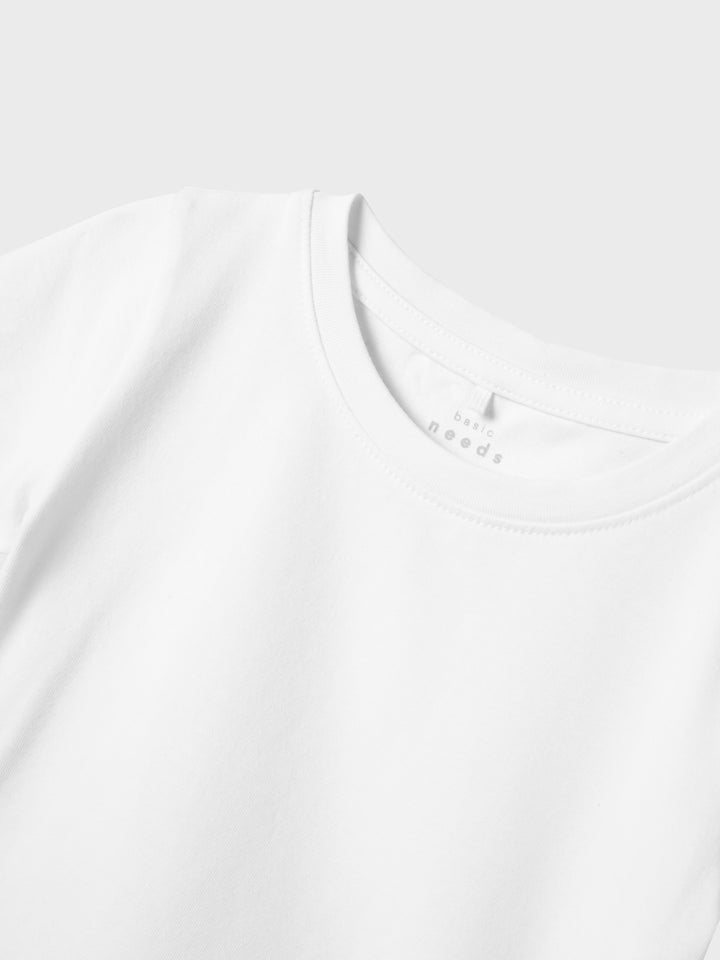 Vit kortärmad topp till flicka. Tjej t-shirt helvit i ekologisk bomull.
NMFVIBBI SS TOP NOOS
13240375