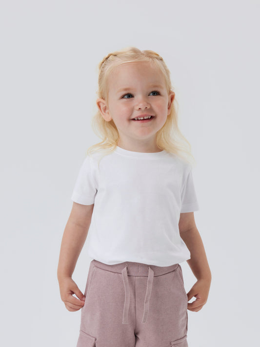 Flicka klädd i vit kortärmad topp. Tjej t-shirt helvit i ekologisk bomull.
NMFVIBBI SS TOP NOOS
13240375