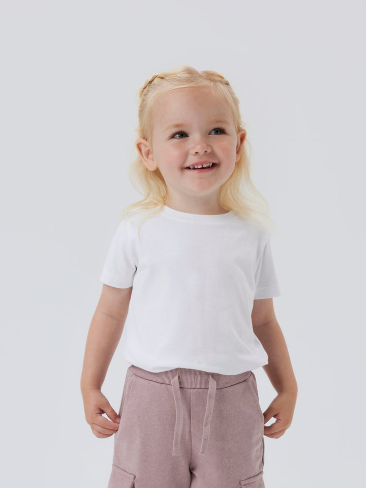 Flicka klädd i vit kortärmad topp. Tjej t-shirt helvit i ekologisk bomull.
NMFVIBBI SS TOP NOOS
13240375