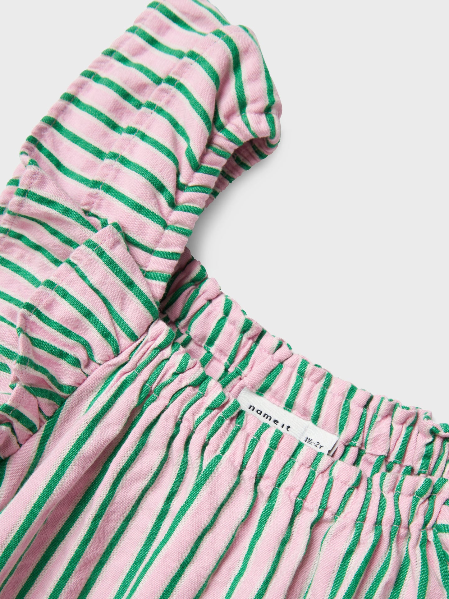 Rosa och grön randig kortärmad klänning till flicka. Ekologiska barnkläder från Name it.
NMFFILONE CAPSL DRESS
13240082