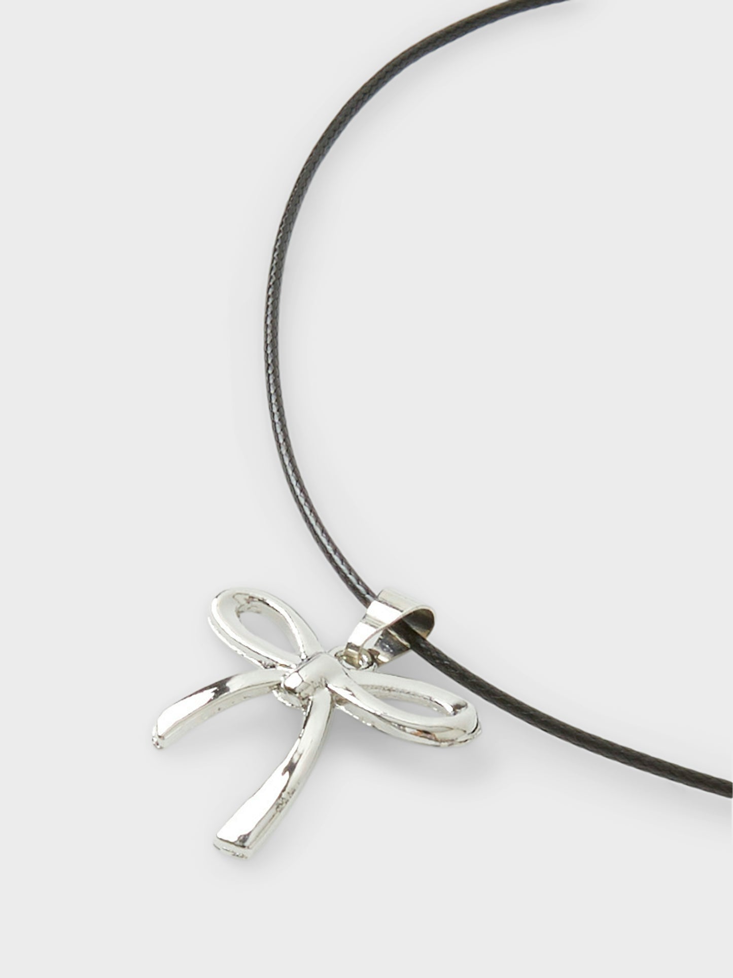 Svart halsband till flicka med silver färgad rosett som hänge. Smycke i silver från LMTD.
NLFBOW NECKLACE
13240811