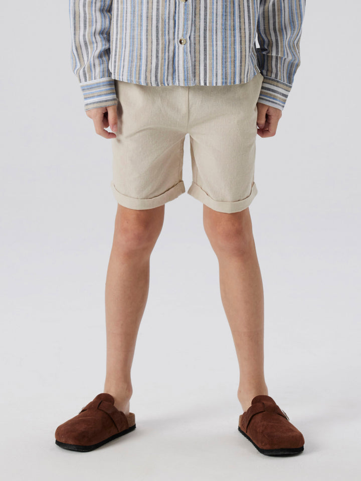 Pojke klädd i beige linne shorts. Linneshorts till kille barn och ungdom.
NKMFALINNEN SHORTS
13240460