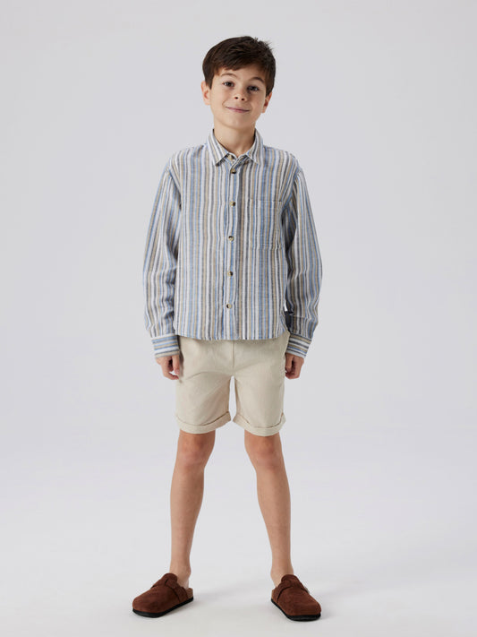 Kille klädd i beige linne shorts till pojke. Linneshorts till kille barn och ungdom.
NKMFALINNEN SHORTS
13240460