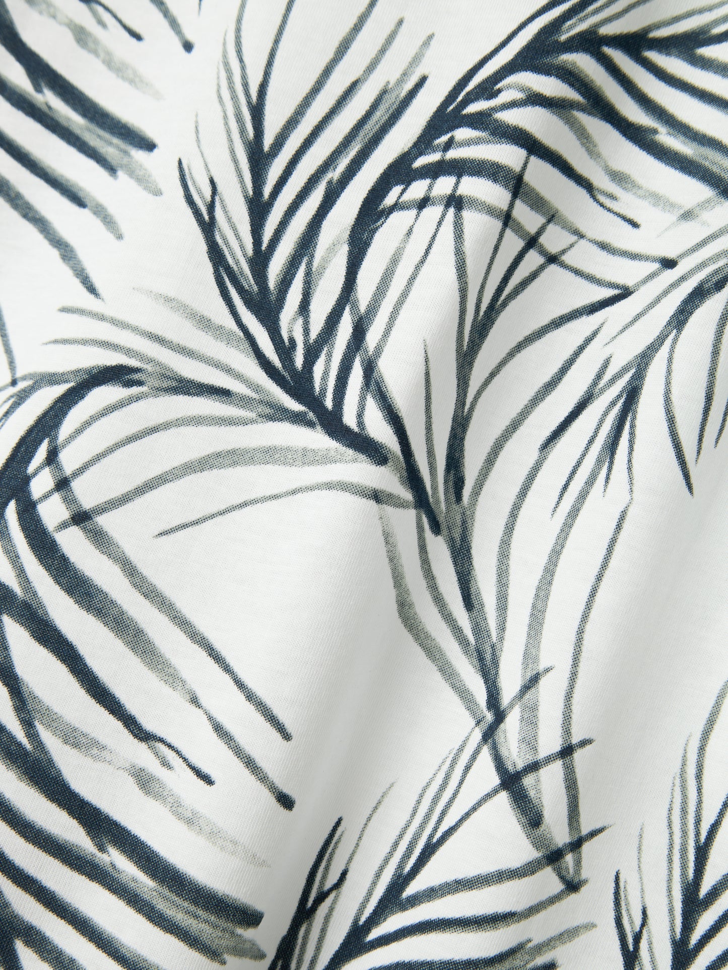 Vit mönstrad t-shirt till kille. Sommar t-shirt i ekologisk bomull till pojke från Nameit.
NKMFERMMO SS TOP BOX
13241197