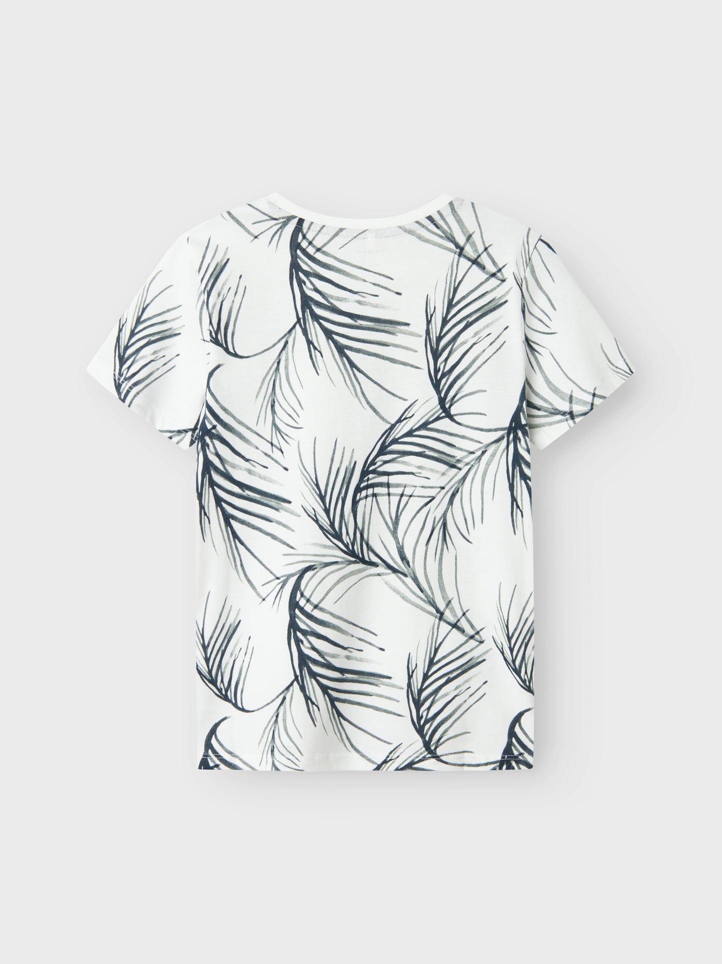 Vit mönstrad t-shirt till kille. Sommar t-shirt i ekologisk bomull till pojke från Nameit.
NKMFERMMO SS TOP BOX
13241197