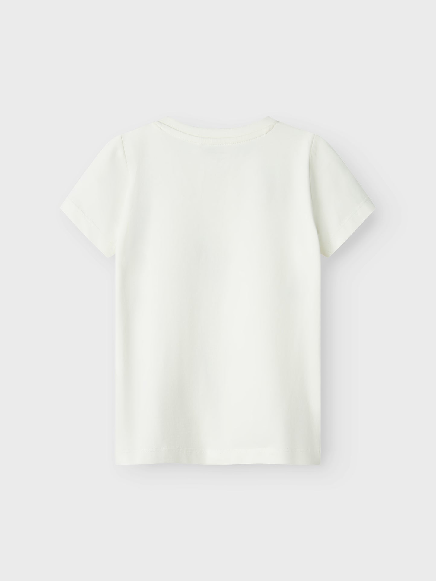 Kortärmad vit t-shirt med broderade fjärilar till flicka. Ekologiska barnkläder från Name it.
NMFDENYS SS TOP
13241021