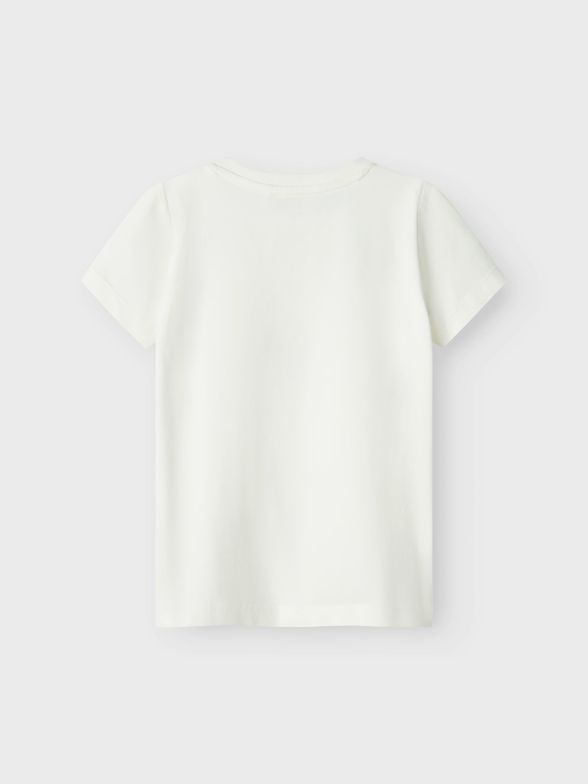 Kortärmad vit t-shirt med broderade fjärilar till flicka. Ekologiska barnkläder från Name it.
NMFDENYS SS TOP
13241021