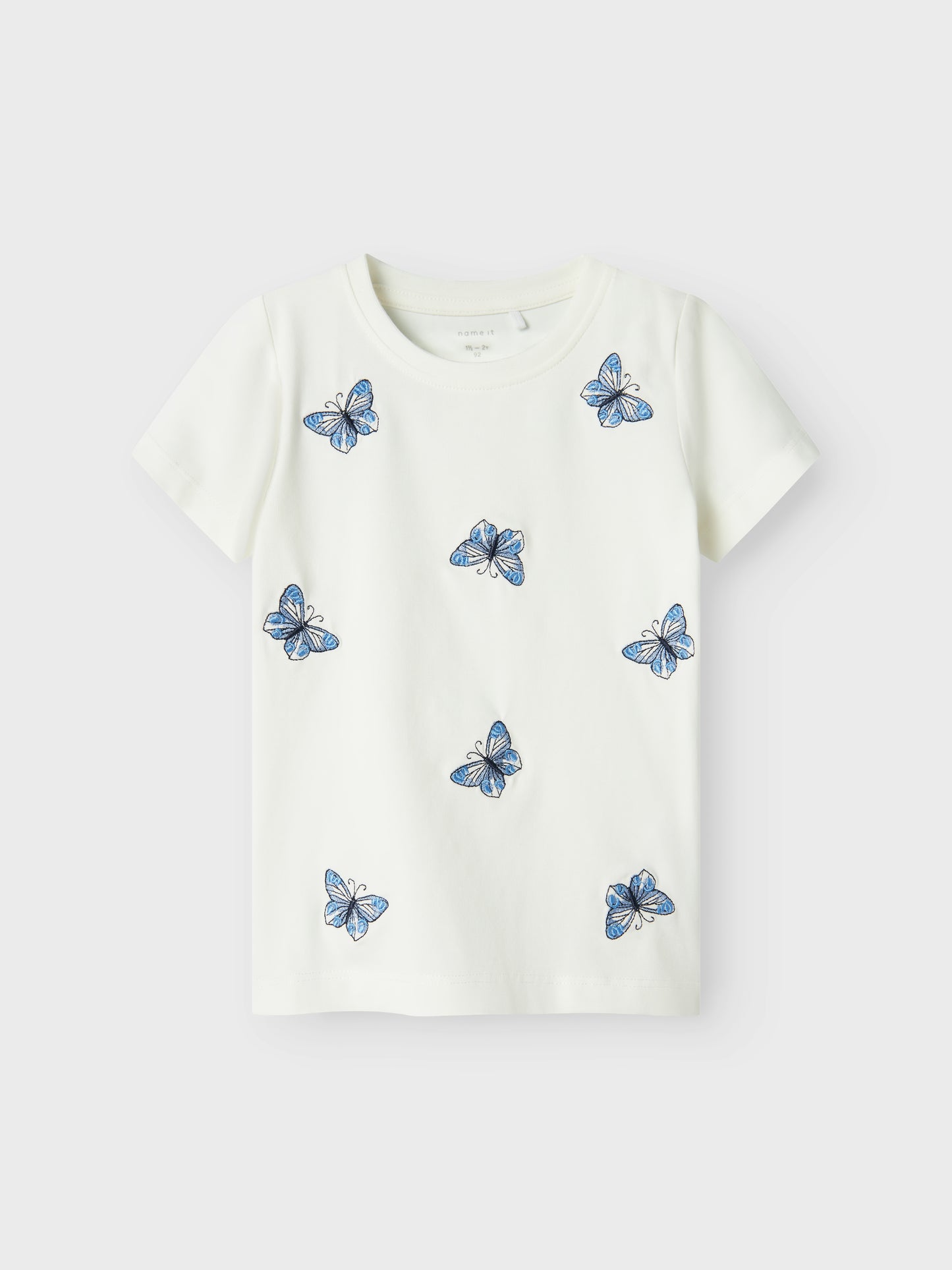 Kortärmad vit t-shirt med broderade fjärilar till flicka. Ekologiska barnkläder från Name it.
NMFDENYS SS TOP
13241021