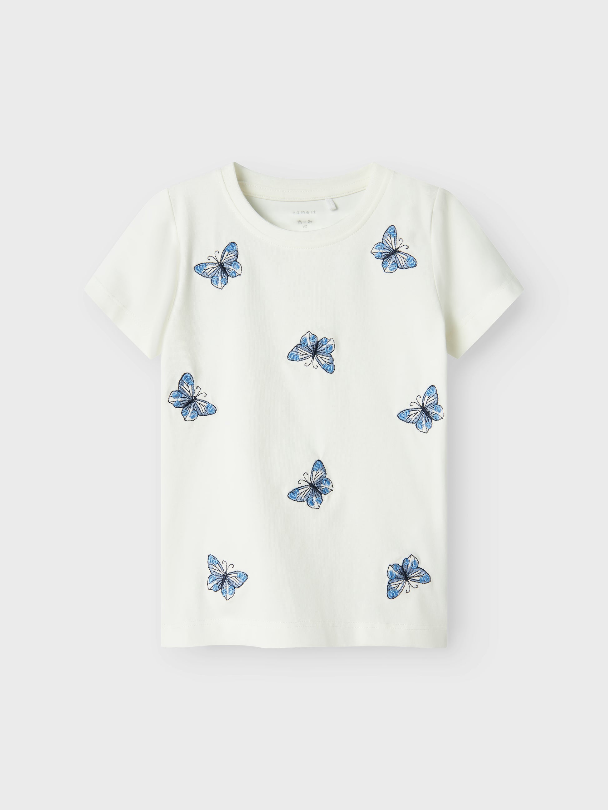 Kortärmad vit t-shirt med broderade fjärilar till flicka. Ekologiska barnkläder från Name it.
NMFDENYS SS TOP
13241021