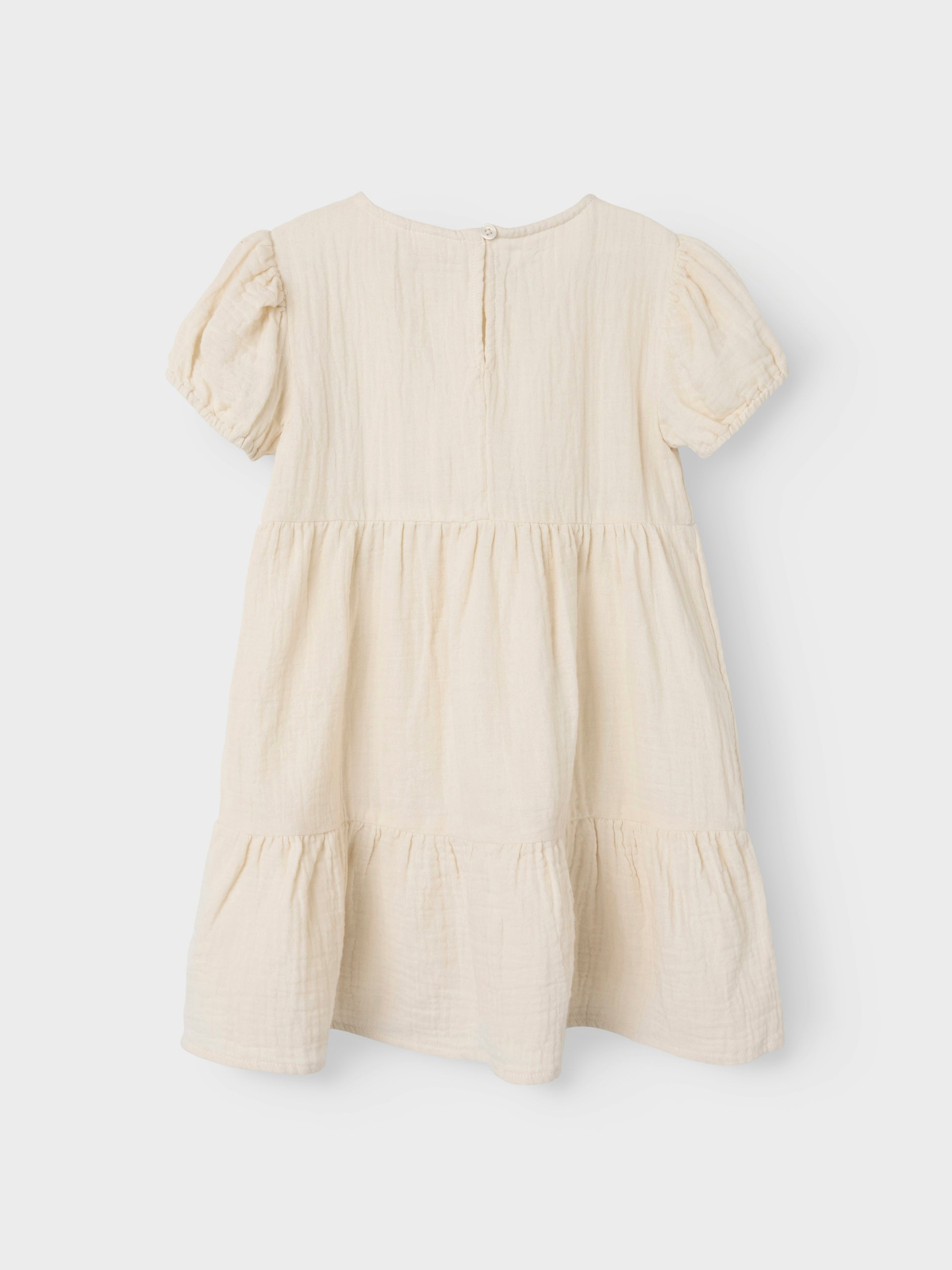 Enfärgad vit, beige barn klänning till flicka i sval och skön muslin. Söt sommar klänning till vardag och fest, midsommar och bröllop.
NMFJASMIN SS DRESS NOOS
13240414