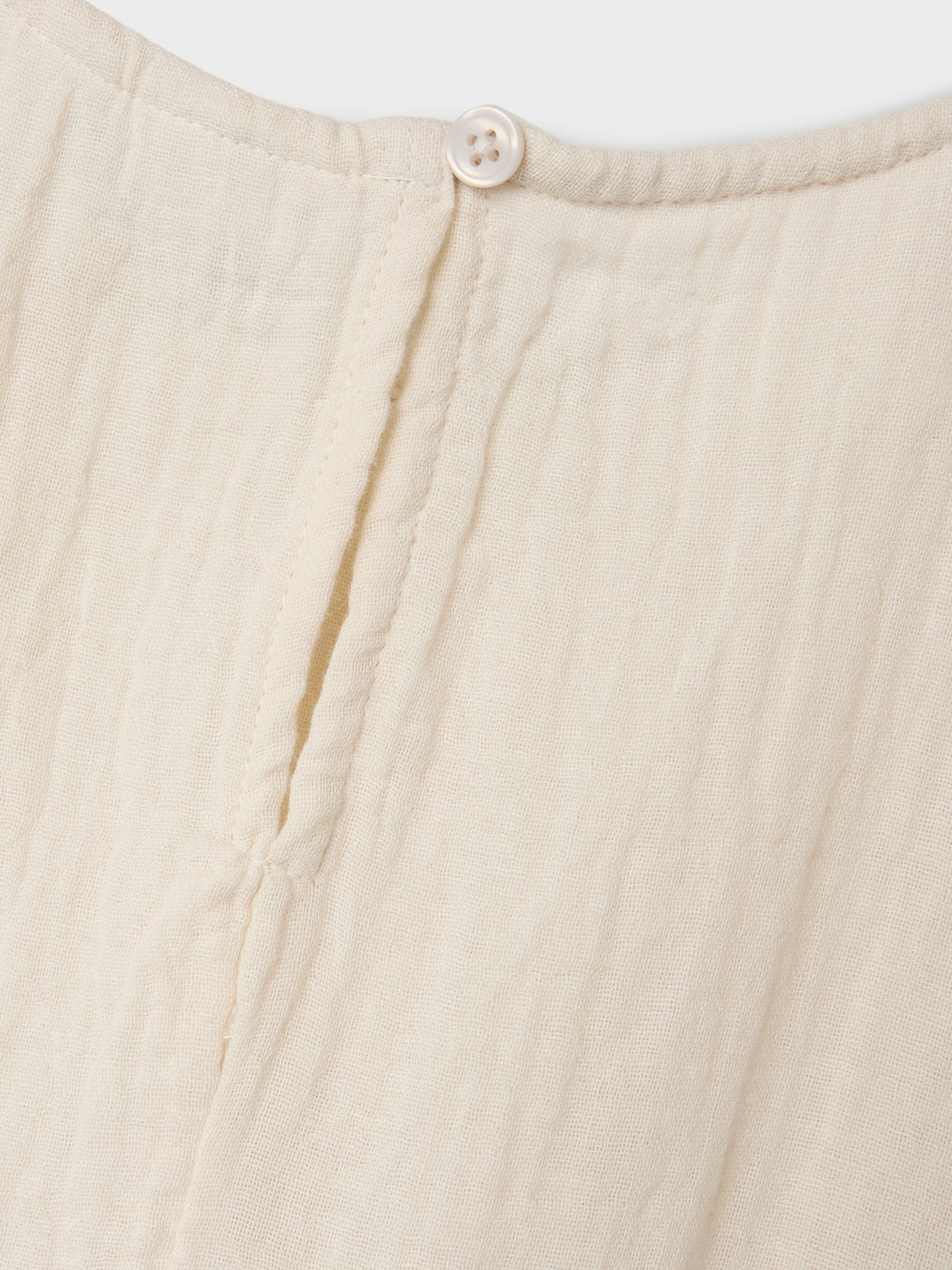 Enfärgad vit, beige barn klänning till flicka i sval och skön muslin. Söt sommar klänning till vardag och fest, midsommar och bröllop.
NMFJASMIN SS DRESS NOOS
13240414