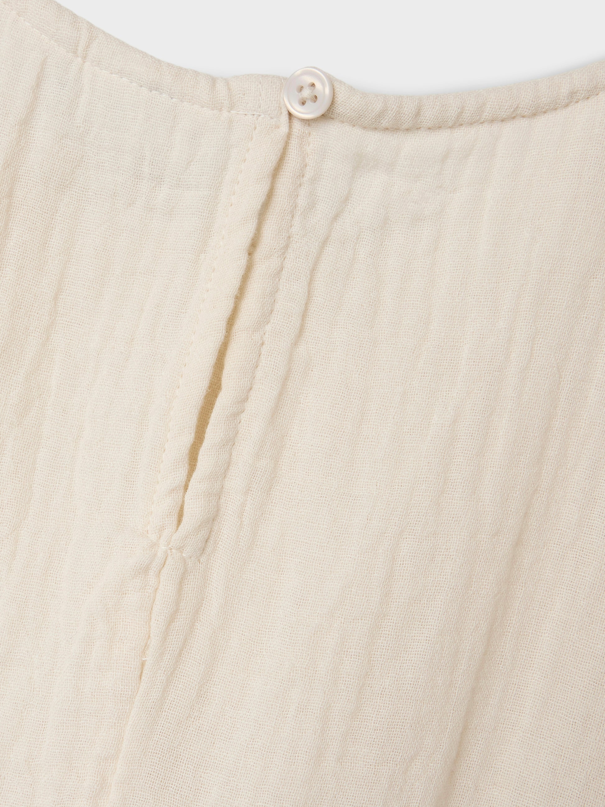 Enfärgad vit, beige barn klänning till flicka i sval och skön muslin. Söt sommar klänning till vardag och fest, midsommar och bröllop.
NMFJASMIN SS DRESS NOOS
13240414