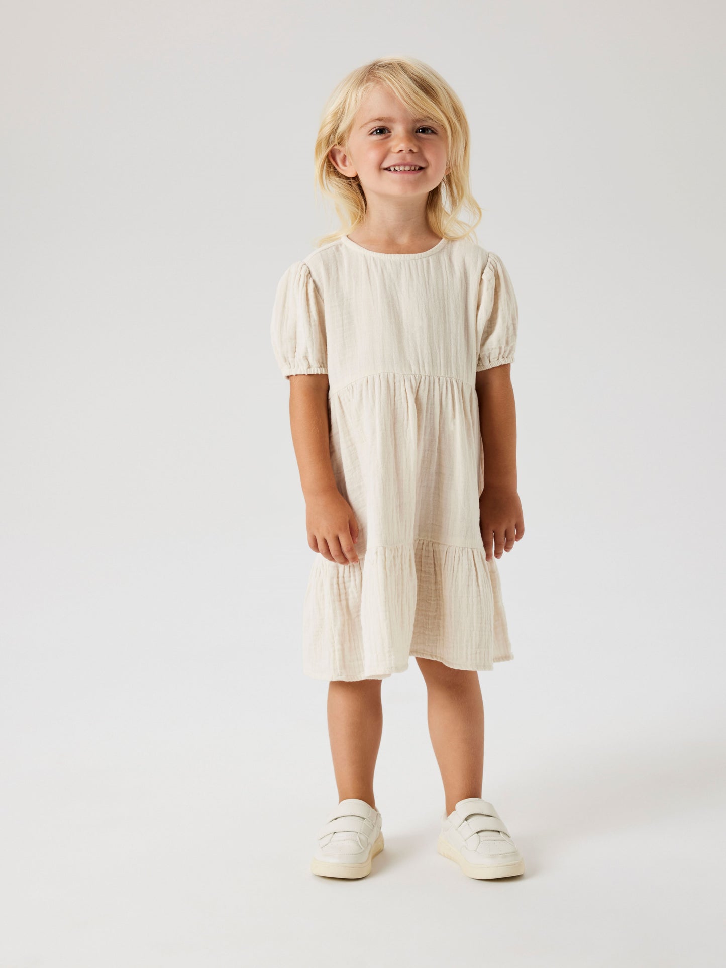 Flicka klädd i enfärgad vit, beige barn klänning i sval och skön muslin. Söt sommar klänning till vardag och fest, midsommar och bröllop.
NMFJASMIN SS DRESS NOOS
13240414