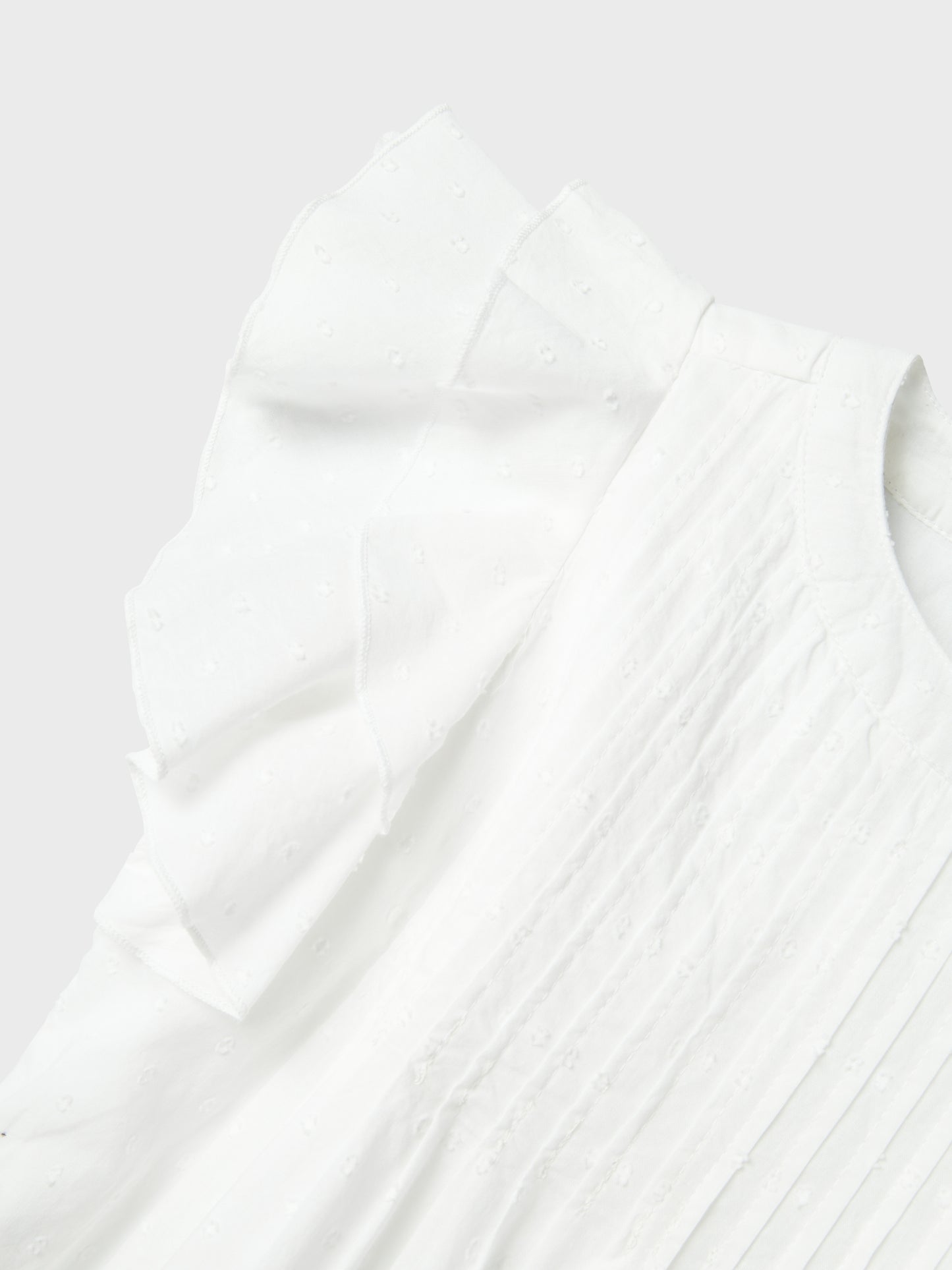Vacker vit sommar klänning till flicka. Spets och volanger klänning till skolavslutning, examen och midsommar. Sval, skön bomullsklänning till tjej från Name it.
NKFFARIDE SS DRESS NOOS
13240423