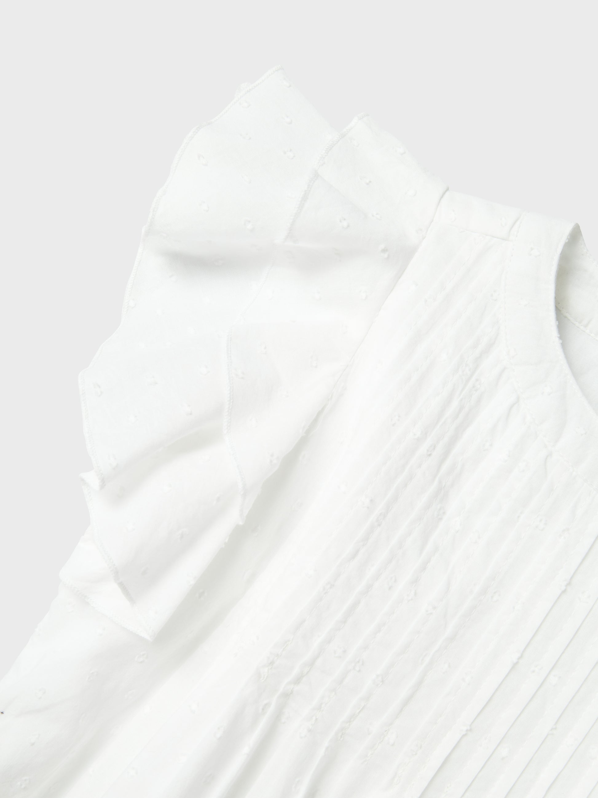 Vacker vit sommar klänning till flicka. Spets och volanger klänning till skolavslutning, examen och midsommar. Sval, skön bomullsklänning till tjej från Name it.
NKFFARIDE SS DRESS NOOS
13240423