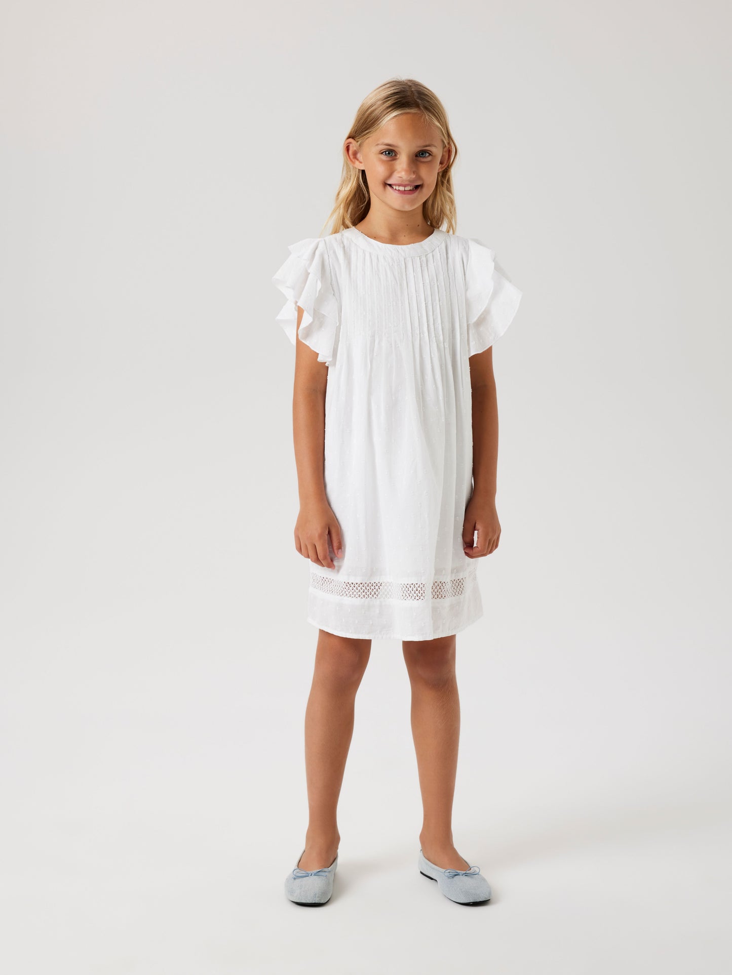 Flicka klädd i vacker vit sommar klänning. Spets och volanger klänning till skolavslutning, examen och midsommar. Sval, skön bomullsklänning till tjej från Name it.
NKFFARIDE SS DRESS NOOS
13240423