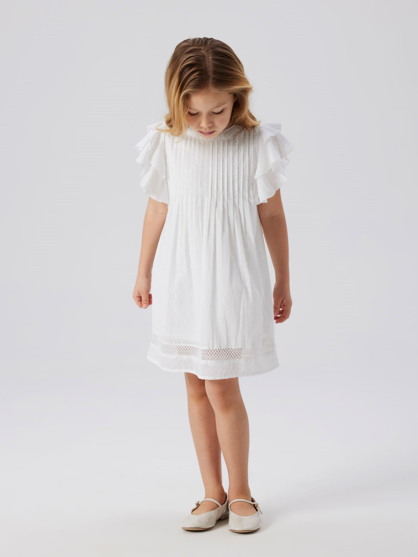 Flicka klädd i vacker vit sommar klänning. Spets och volanger klänning till skolavslutning, examen och midsommar. Sval, skön bomullsklänning till tjej från Name it.
NKFFARIDE SS DRESS NOOS
13240423
