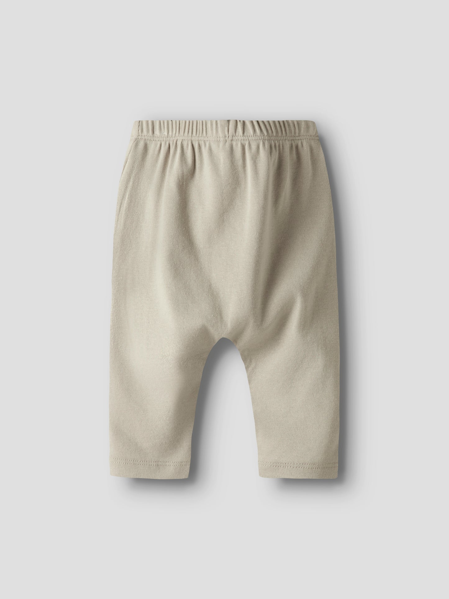 Beige baby byxa till bebis pojke. Mjuk byxa i modal och ekologisk bomull från Name it.
NBMFRIG PANT
13240937